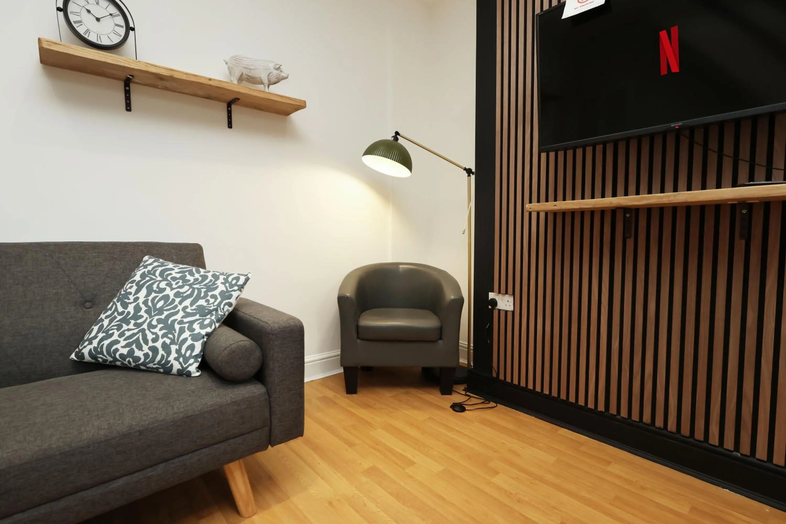 TV and multimedia in Contractor Stay - Deck - TVs in Every Room