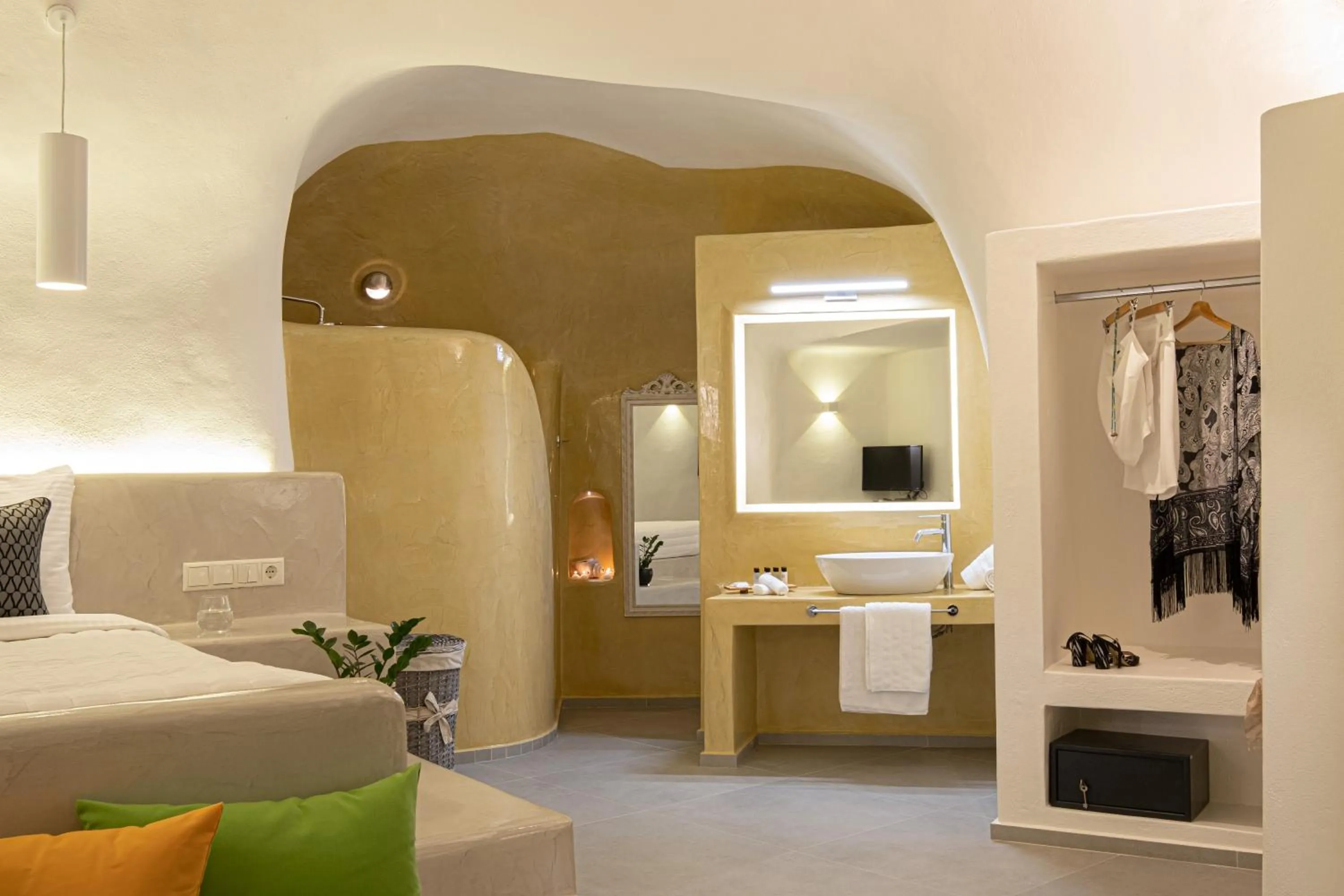 Bathroom, Bed in Santoterra Antigua Suites