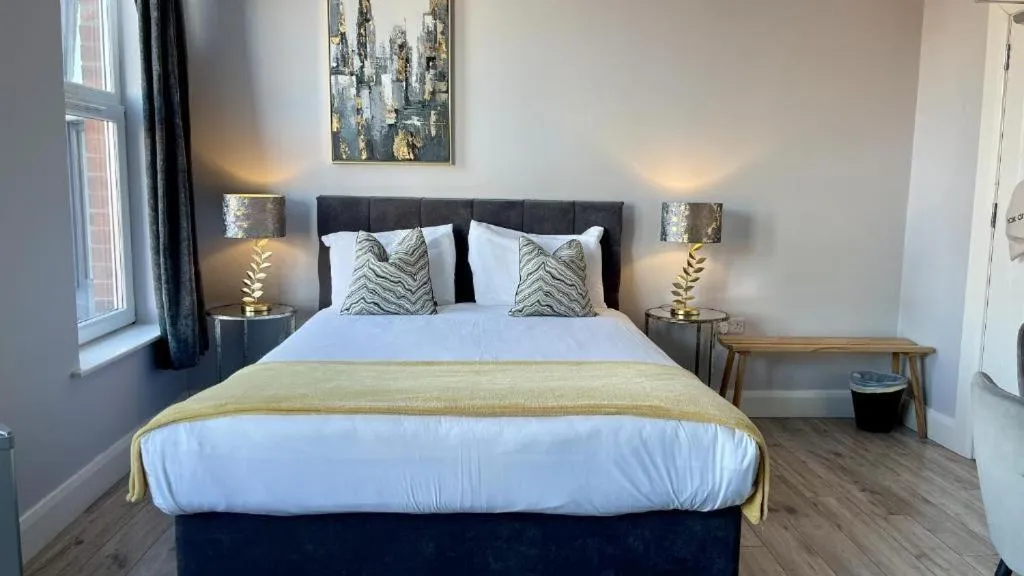 Bedroom, Bed in Titanic Guest 4 Star Boutique- Tourism NI certified- Free parking