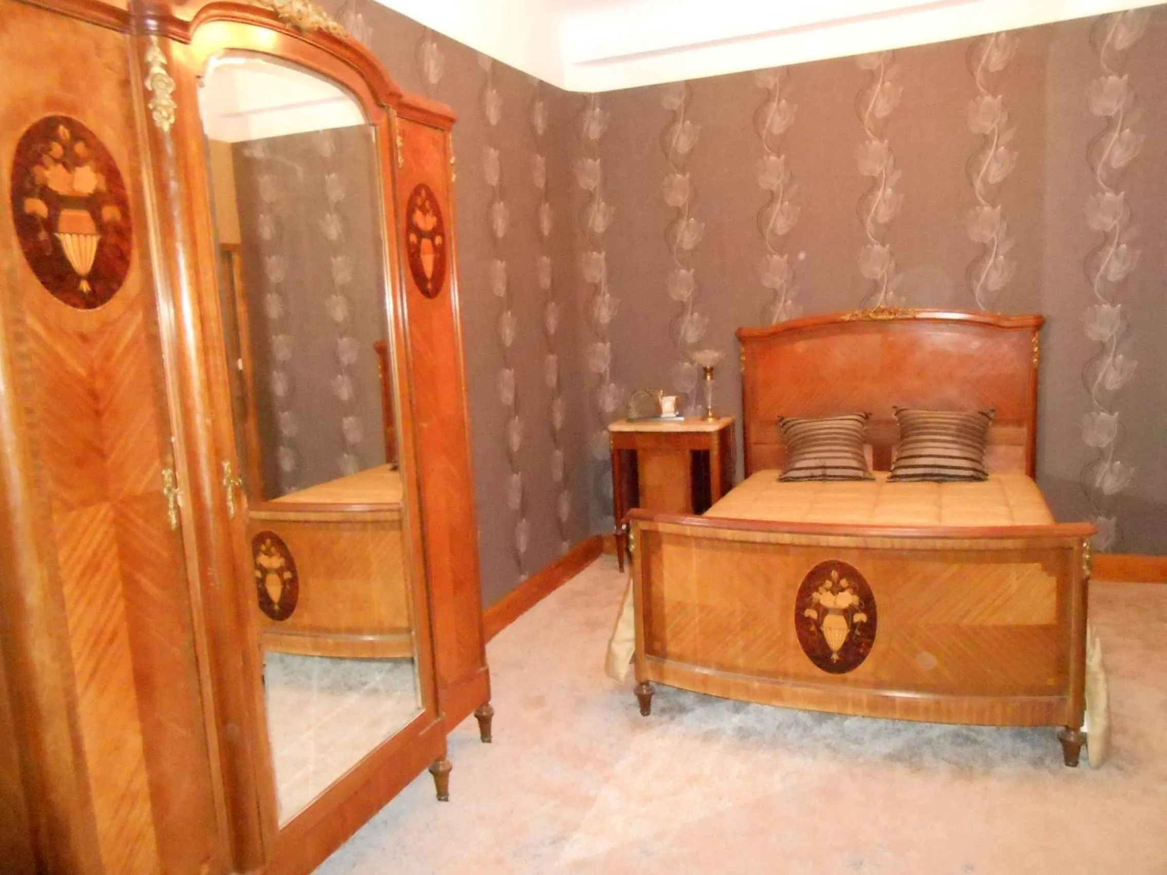 Photo of the whole room, Bed in La Passagere