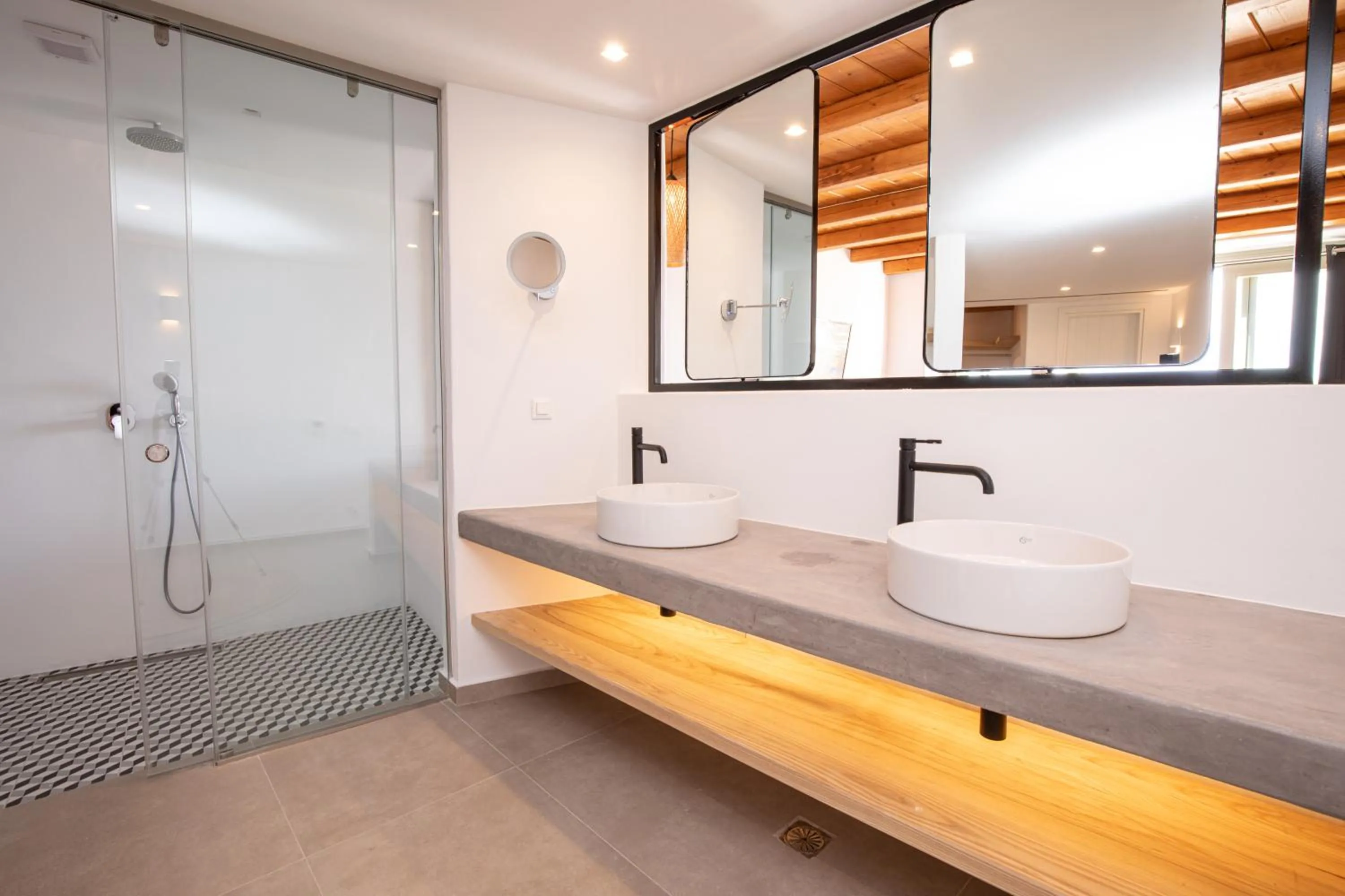 Bathroom in Ikies of Mykonos