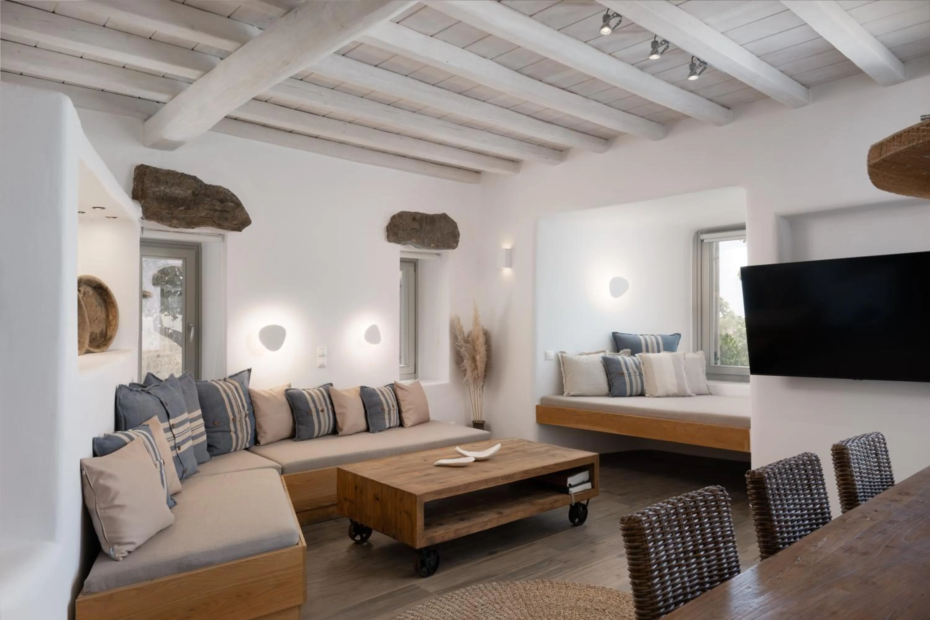 TV and multimedia in Ikies of Mykonos