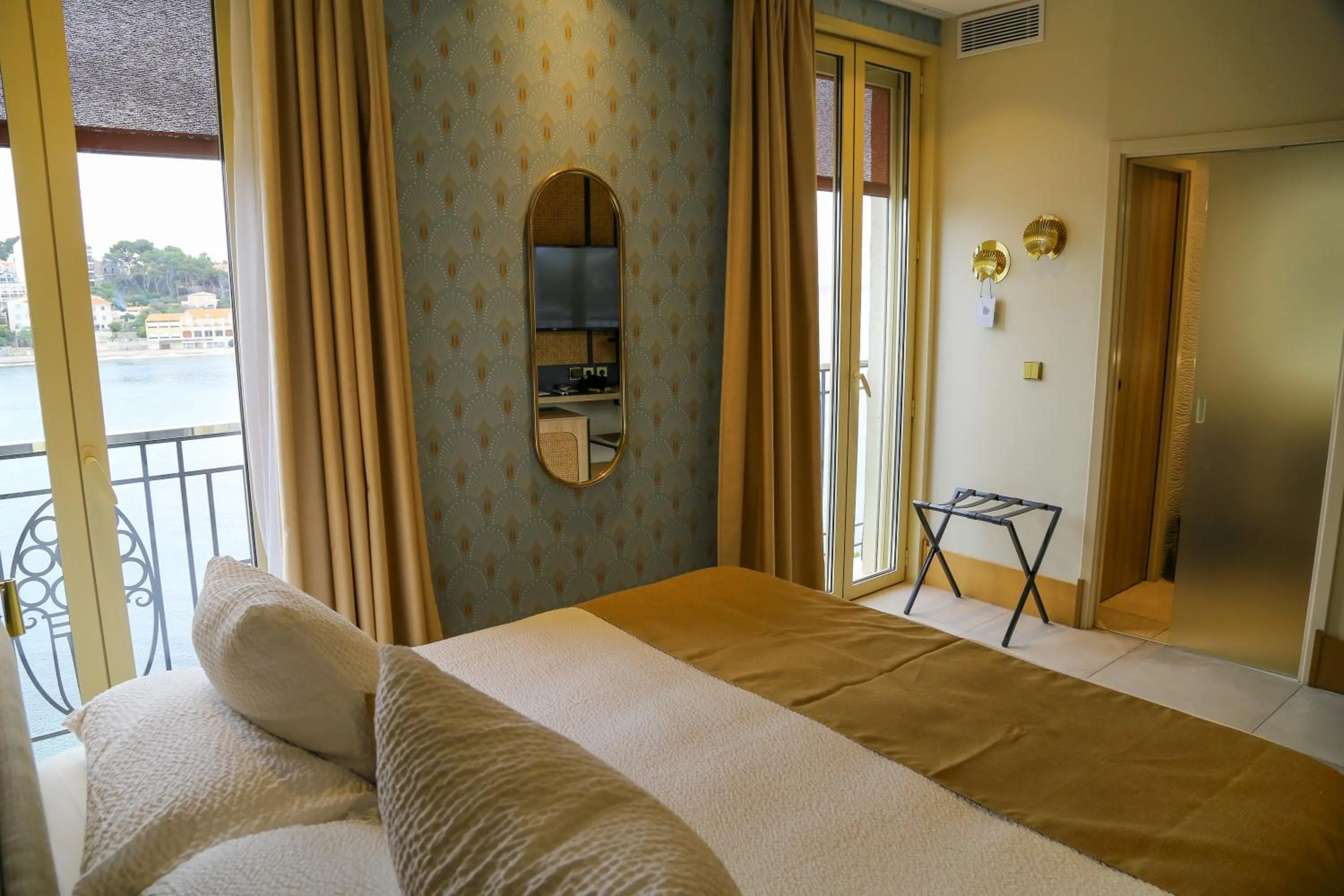 Photo of the whole room, Bed in Splendid Hôtel & Spa