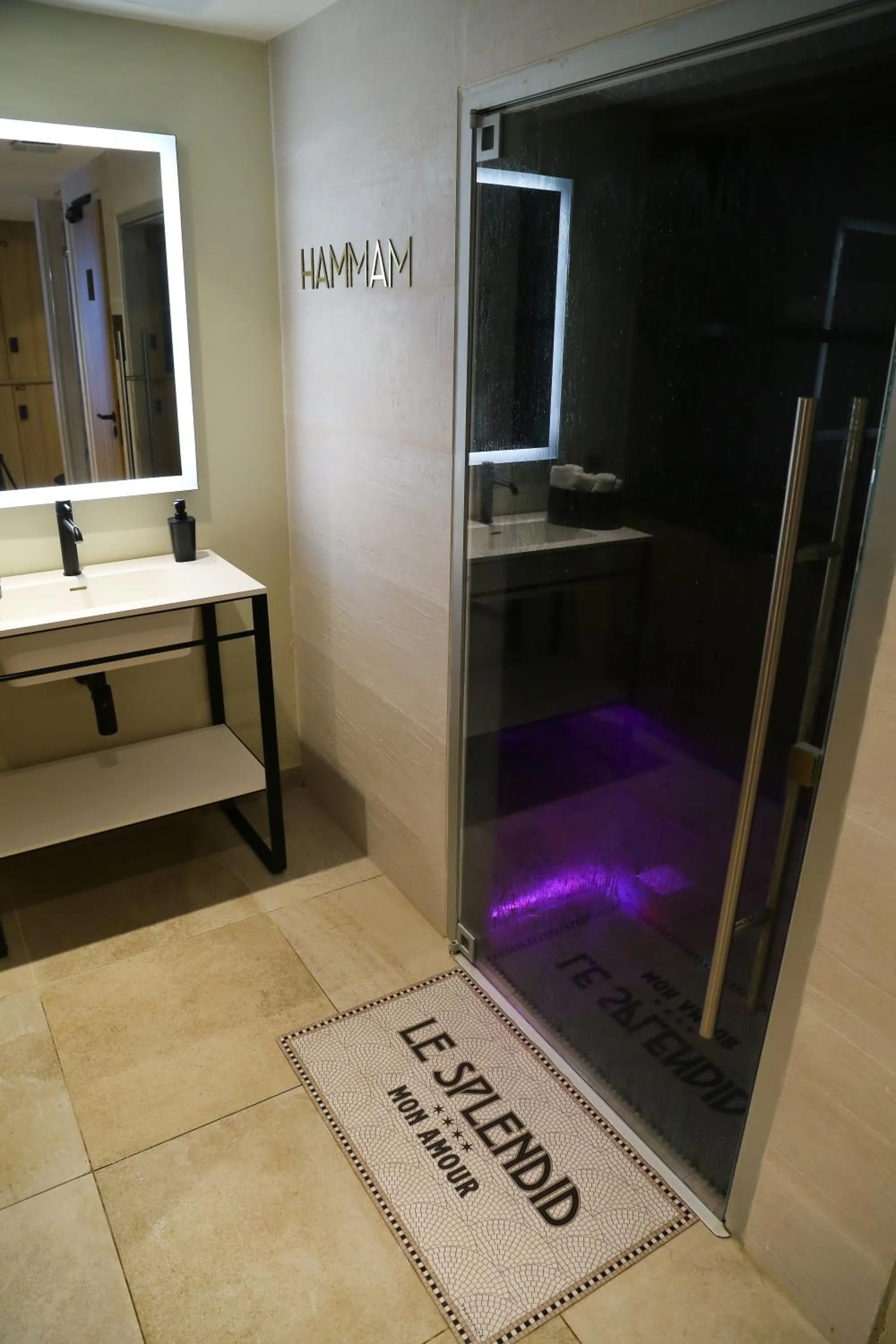 Steam room in Splendid Hôtel & Spa