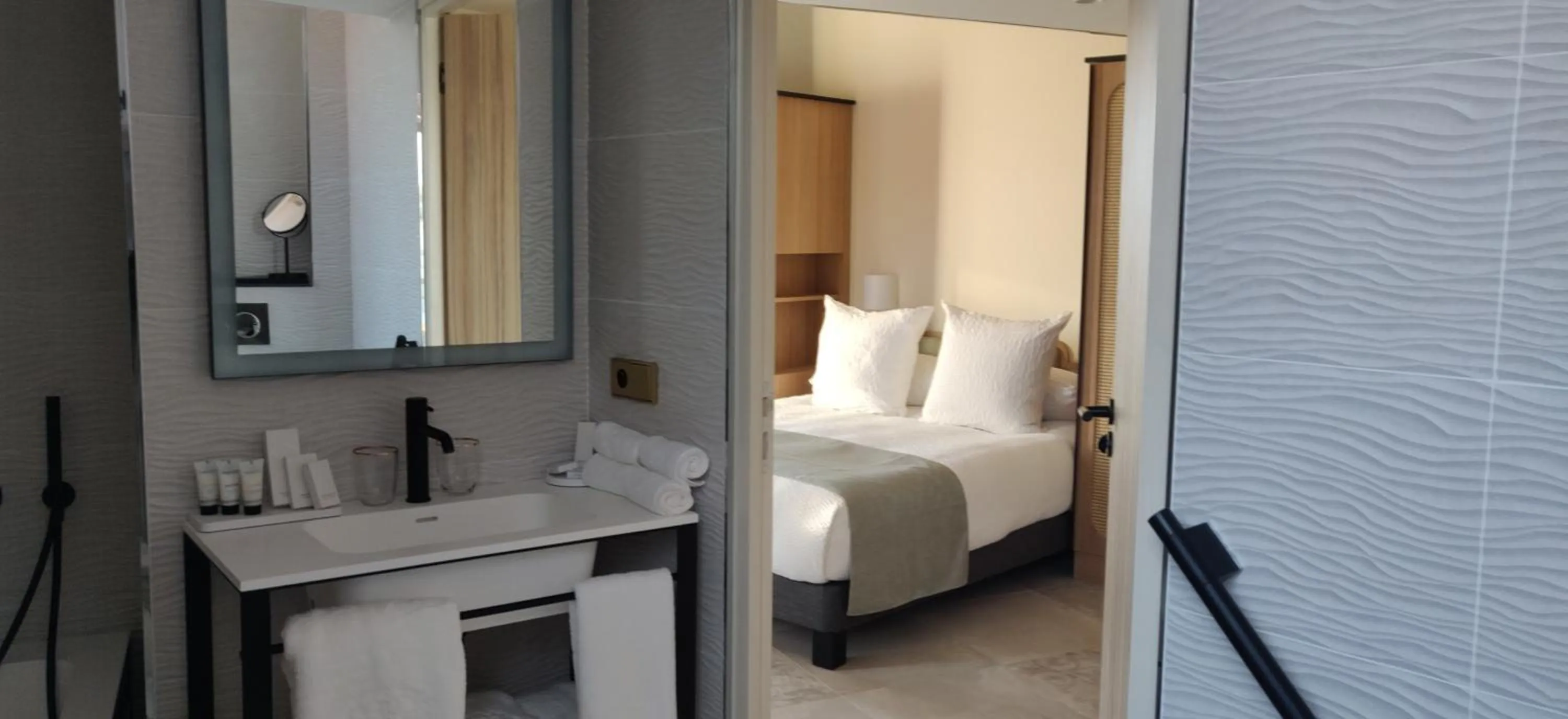 Bathroom, Bed in Splendid Hôtel & Spa