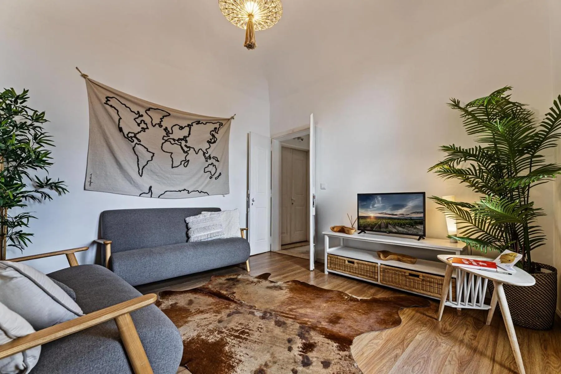 Communal lounge/ TV room in Lavradores Boutique Guesthouse