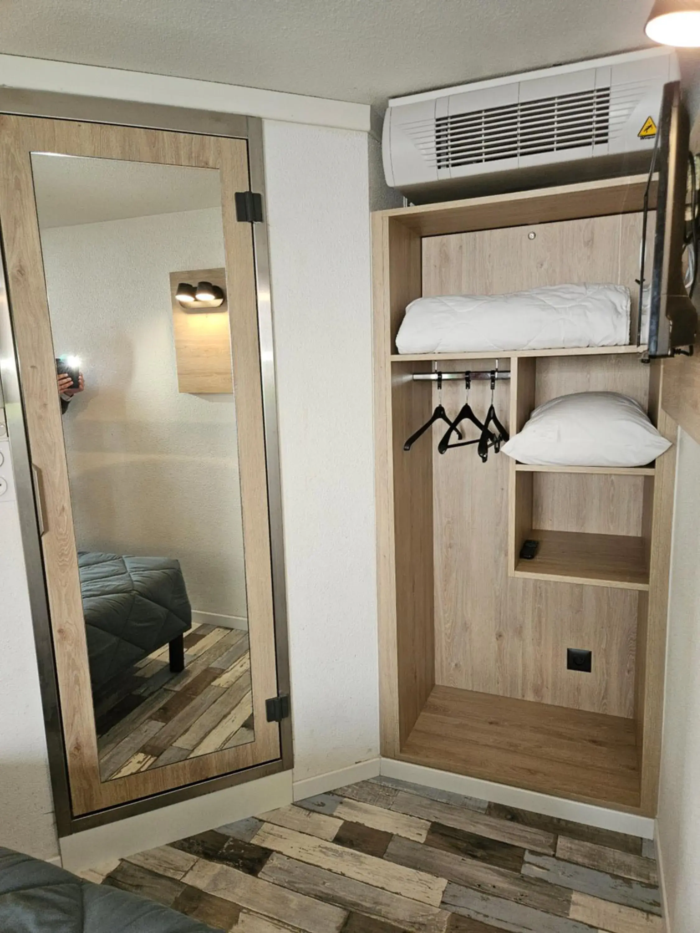 Triple Room (1 Double Bed + 1 Single Bed) in Premiere Classe Saint Malo St Jouan Des Guerets Triple Room (1 Double Bed + 1 Single Bed) in Premiere Classe Saint Malo St Jouan Des Guerets