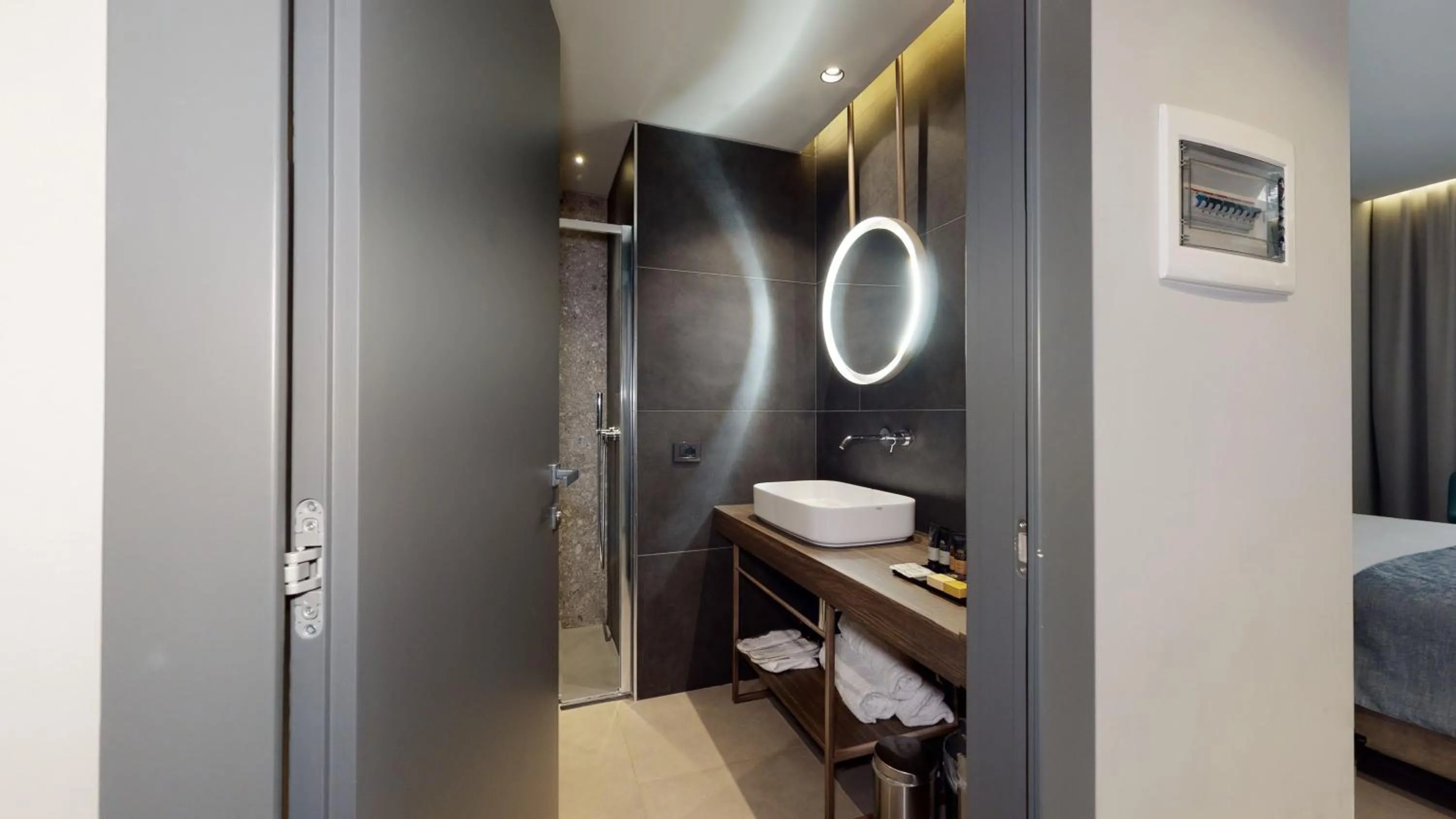 Bathroom, Bed in GALLERIA The Smart Boutique APARTHOTEL By OSPITAMI
