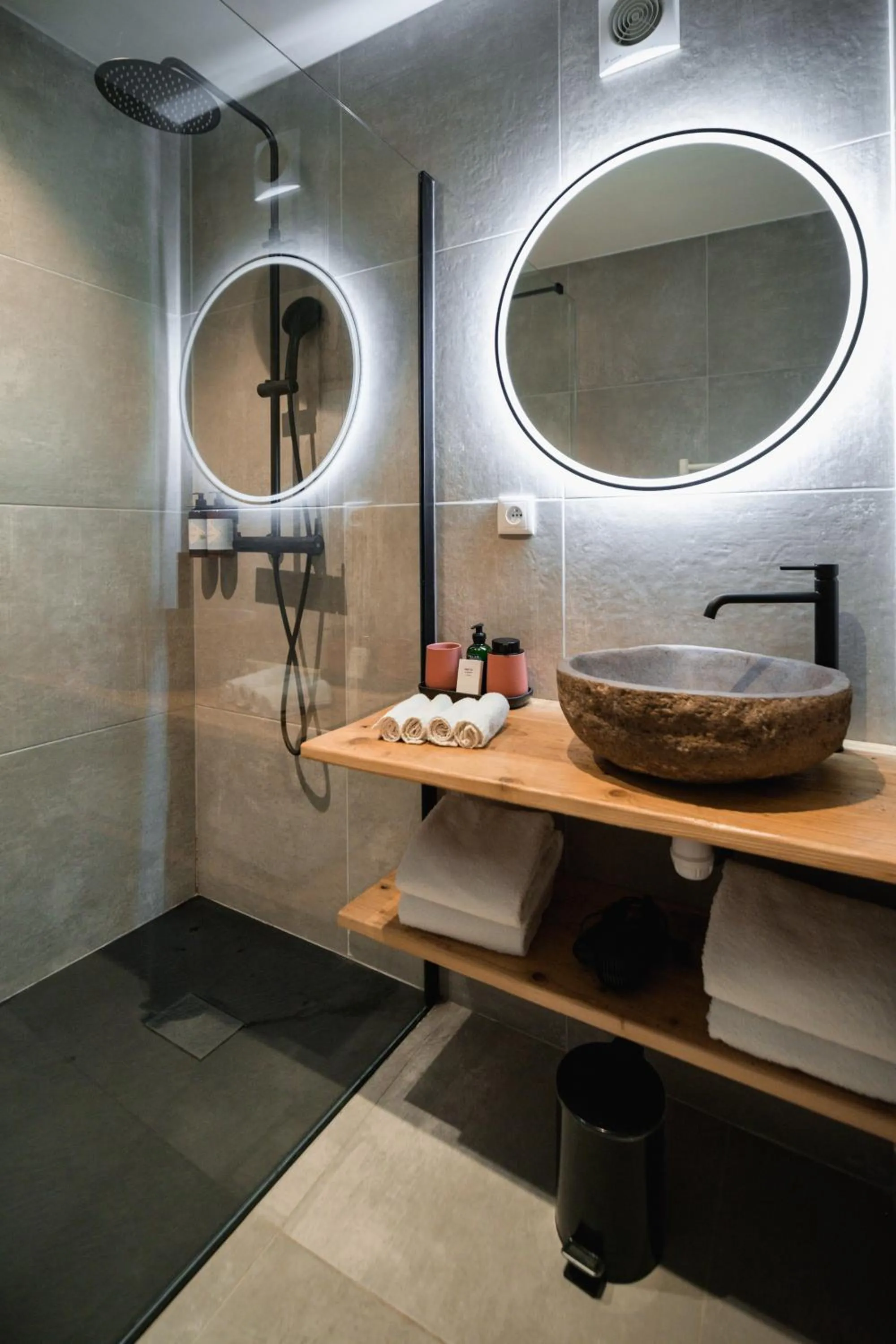 Shower in Hôtel Maison Doron