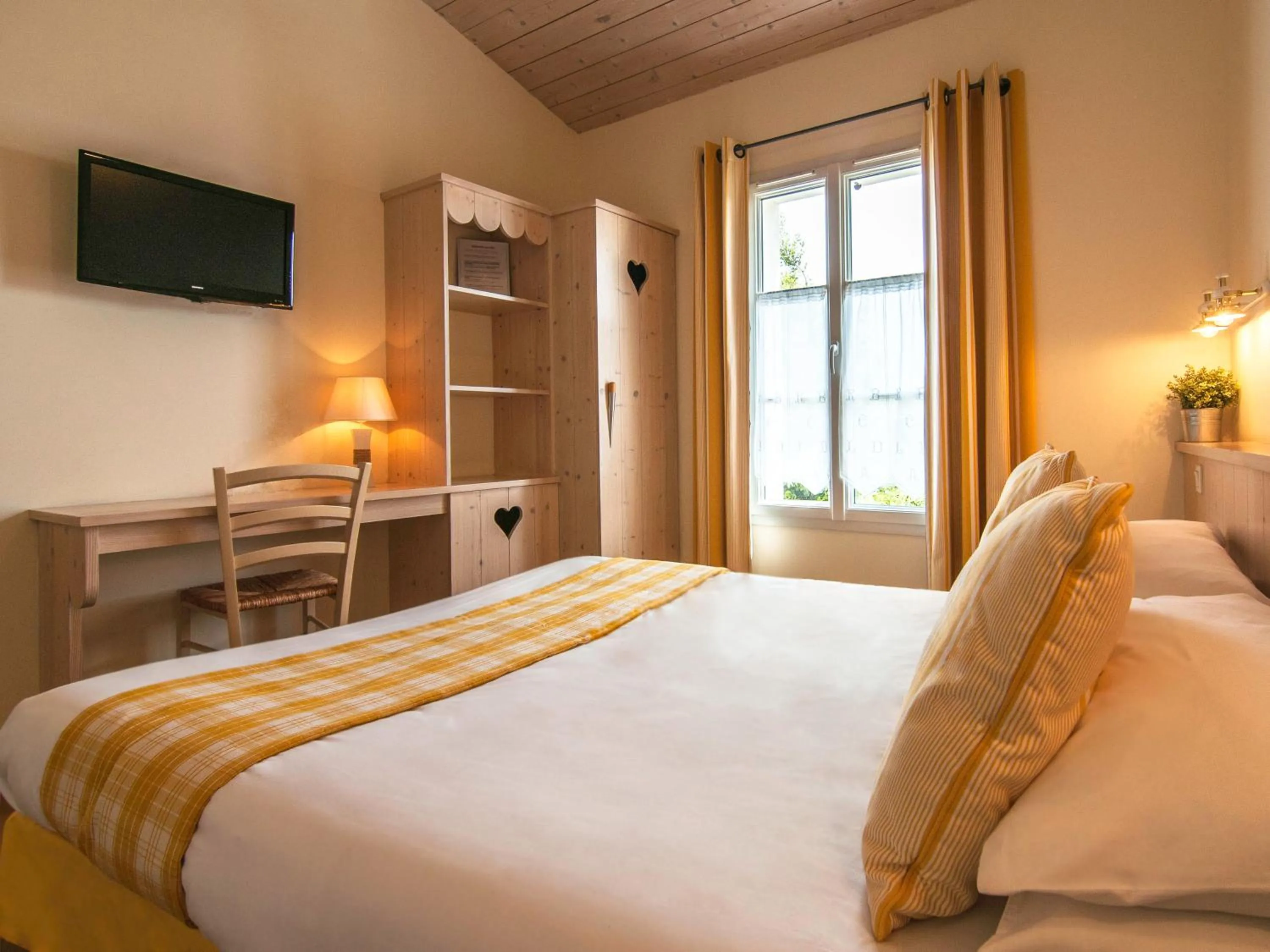 Bedroom in Hôtel La Galiote en Ré