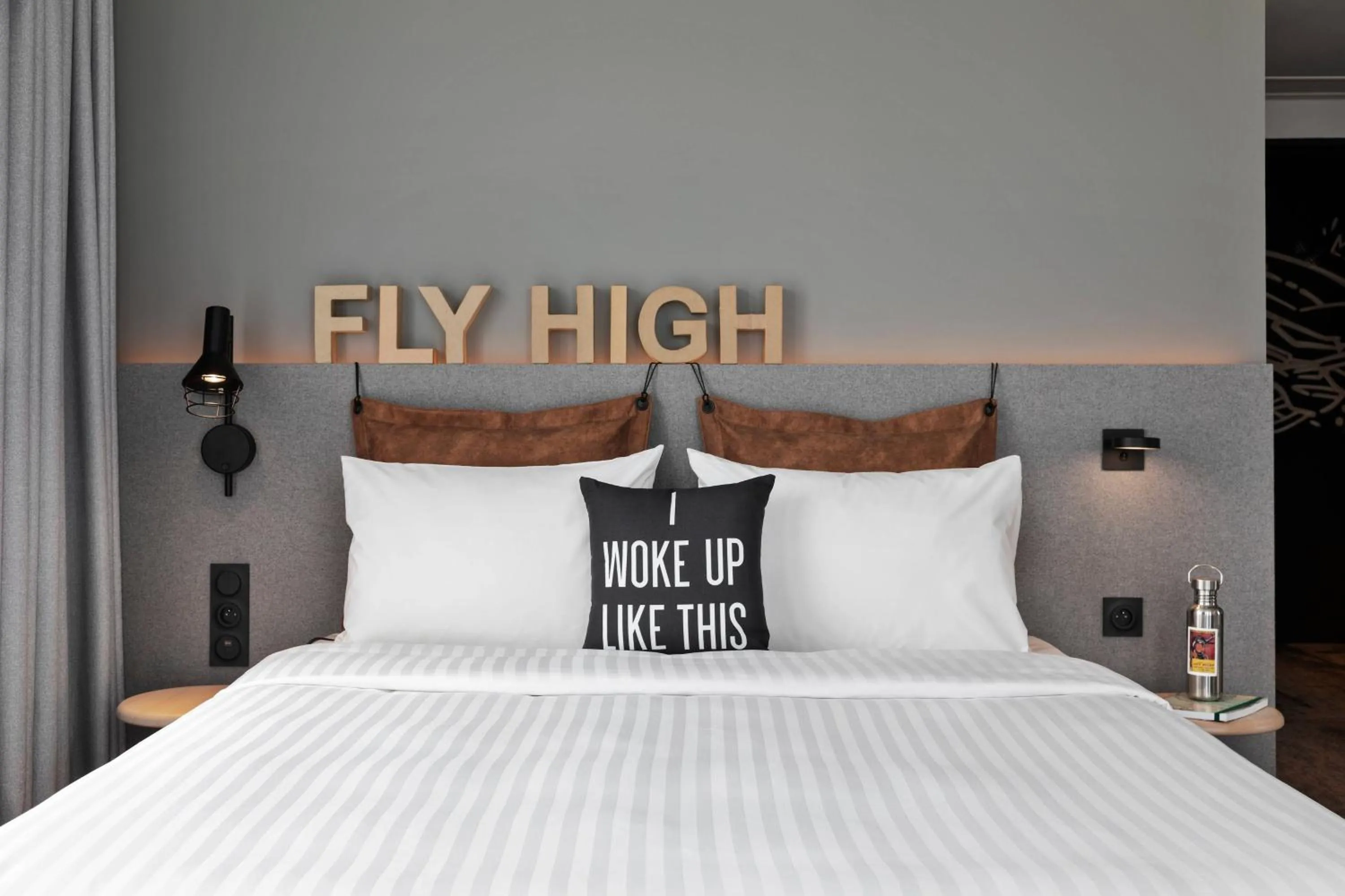 Photo of the whole room, Bed in Moxy Lyon Airport