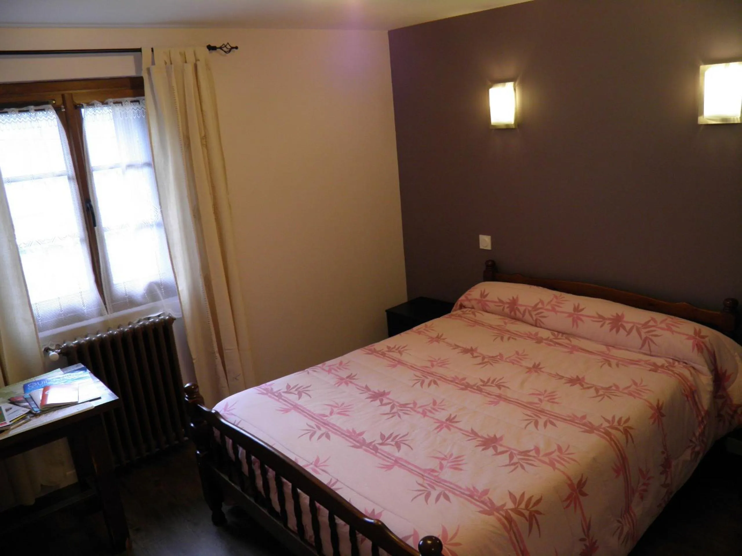 Bedroom, Bed in Auberge des Pyrénées