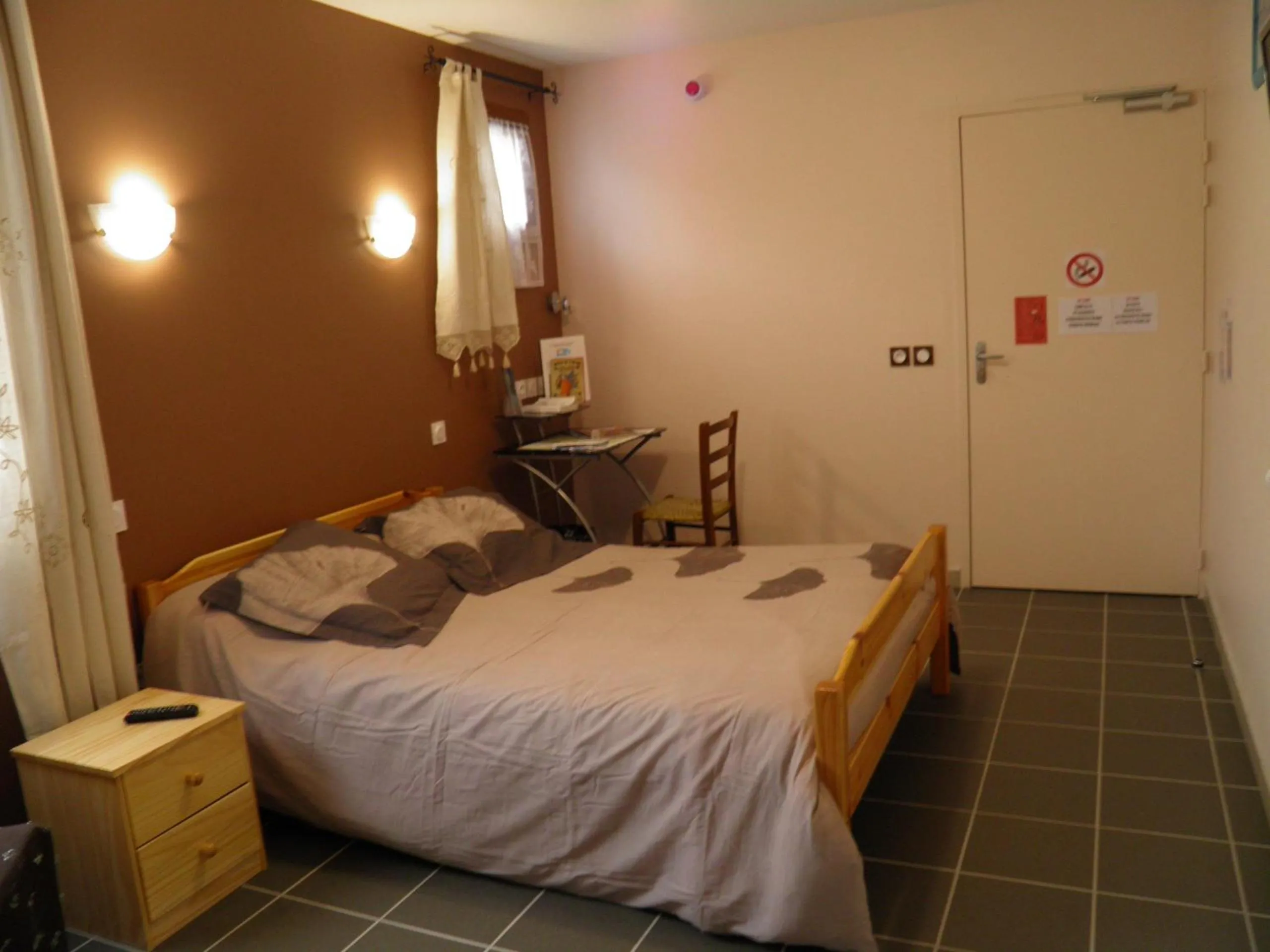 Bedroom, Bed in Auberge des Pyrénées