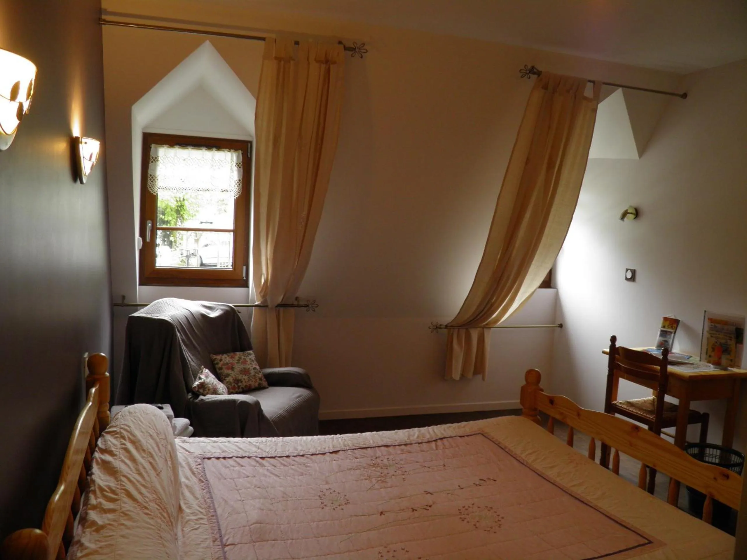 Bedroom, Bed in Auberge des Pyrénées