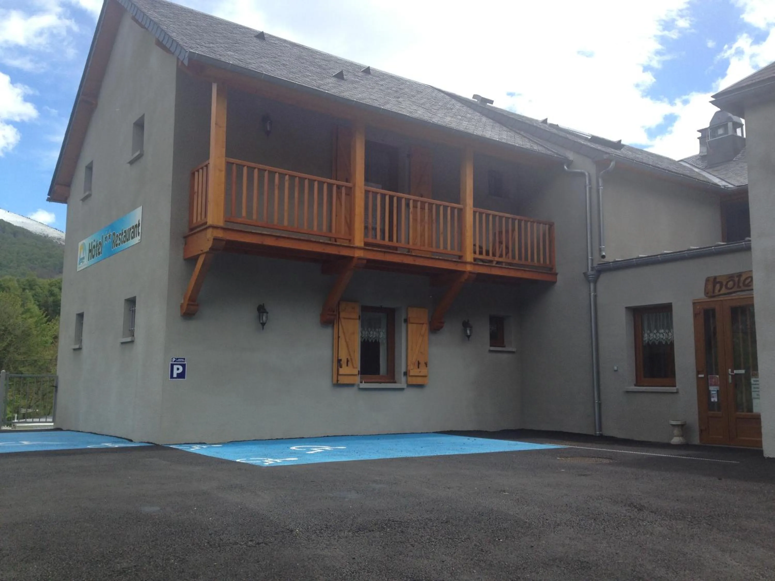 Facade/entrance in Auberge des Pyrénées