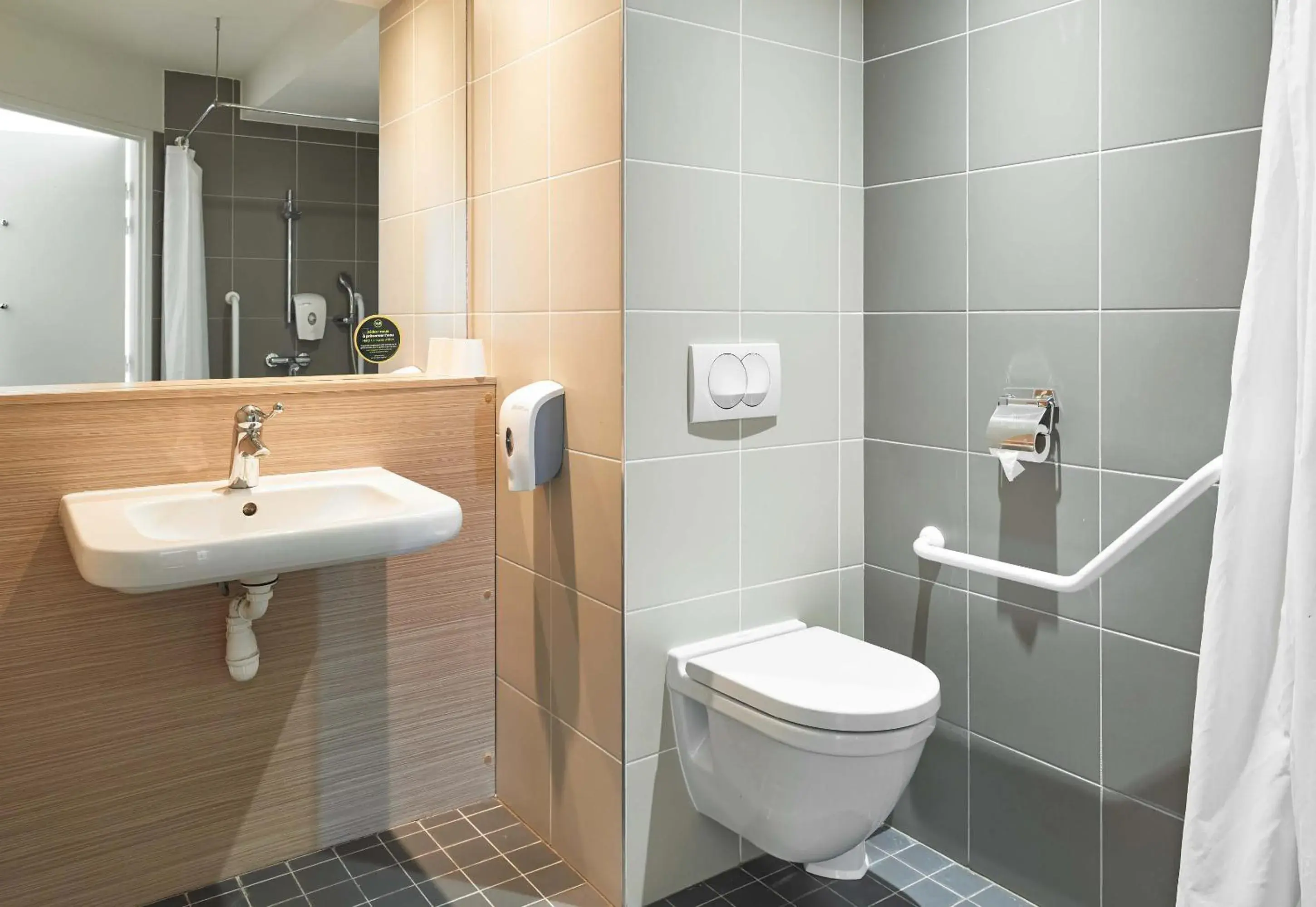 Bathroom in B&B HOTEL Saint-Witz Roissy Bathroom in B&B HOTEL Saint-Witz Roissy