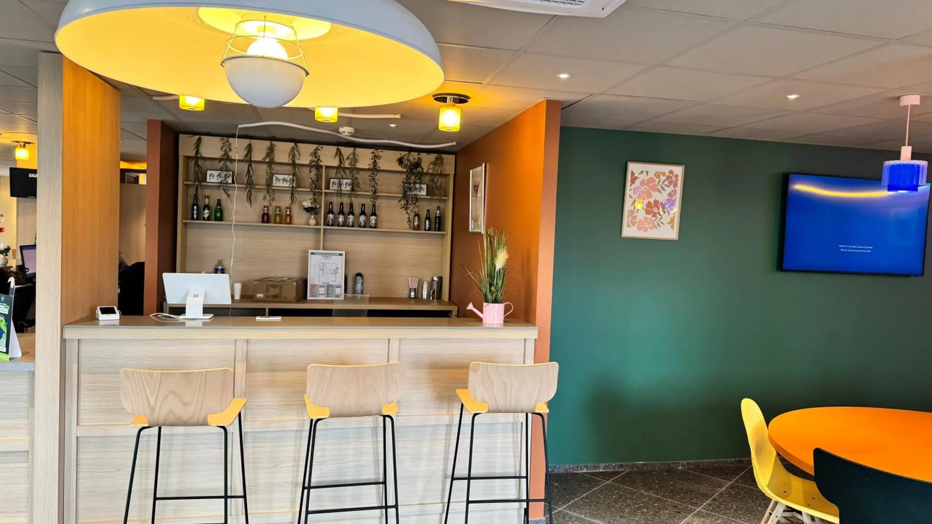 Lounge or bar in B&B HOTEL Saint-Witz Roissy Lounge or bar in B&B HOTEL Saint-Witz Roissy