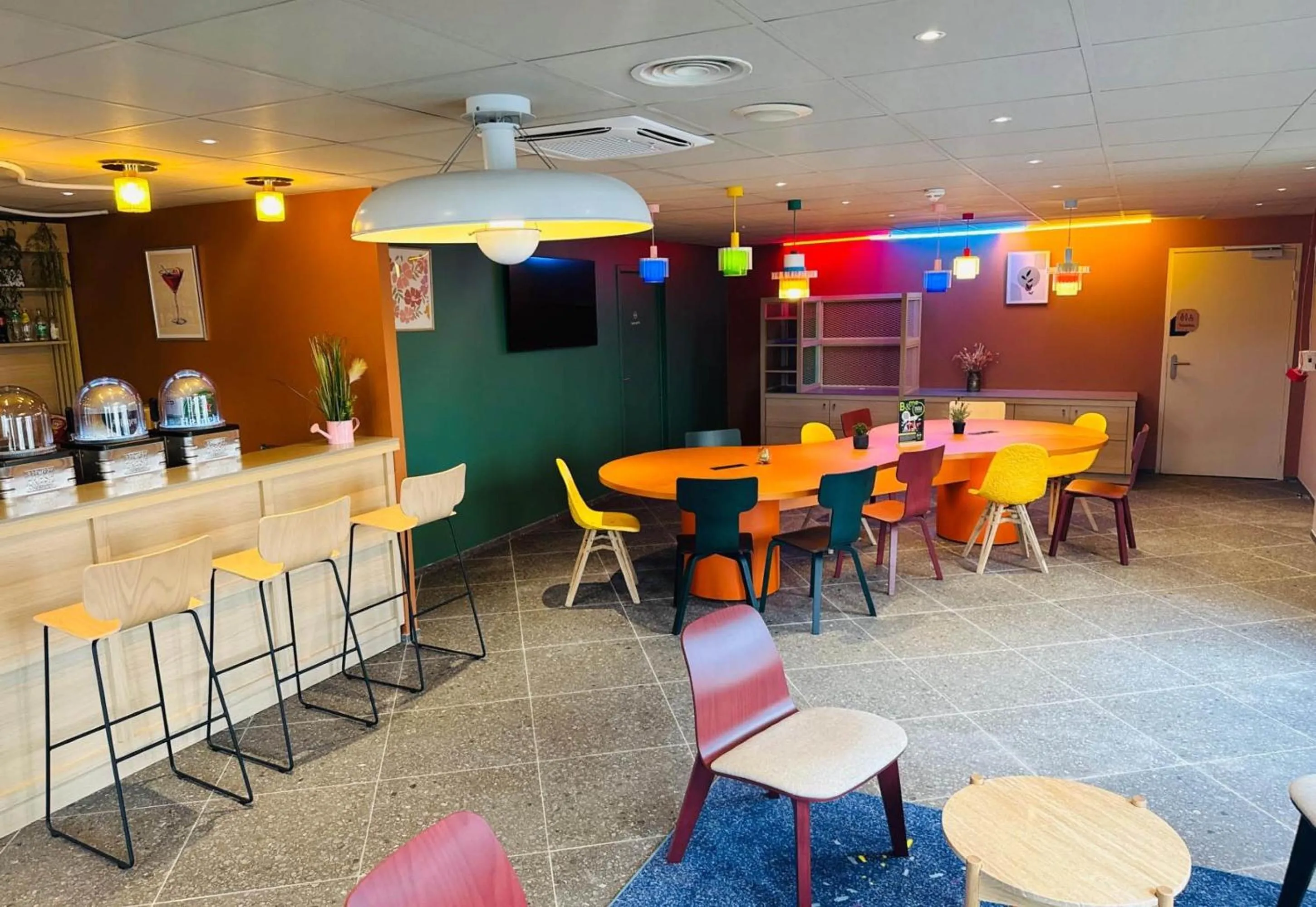 Lounge or bar in B&B HOTEL Saint-Witz Roissy