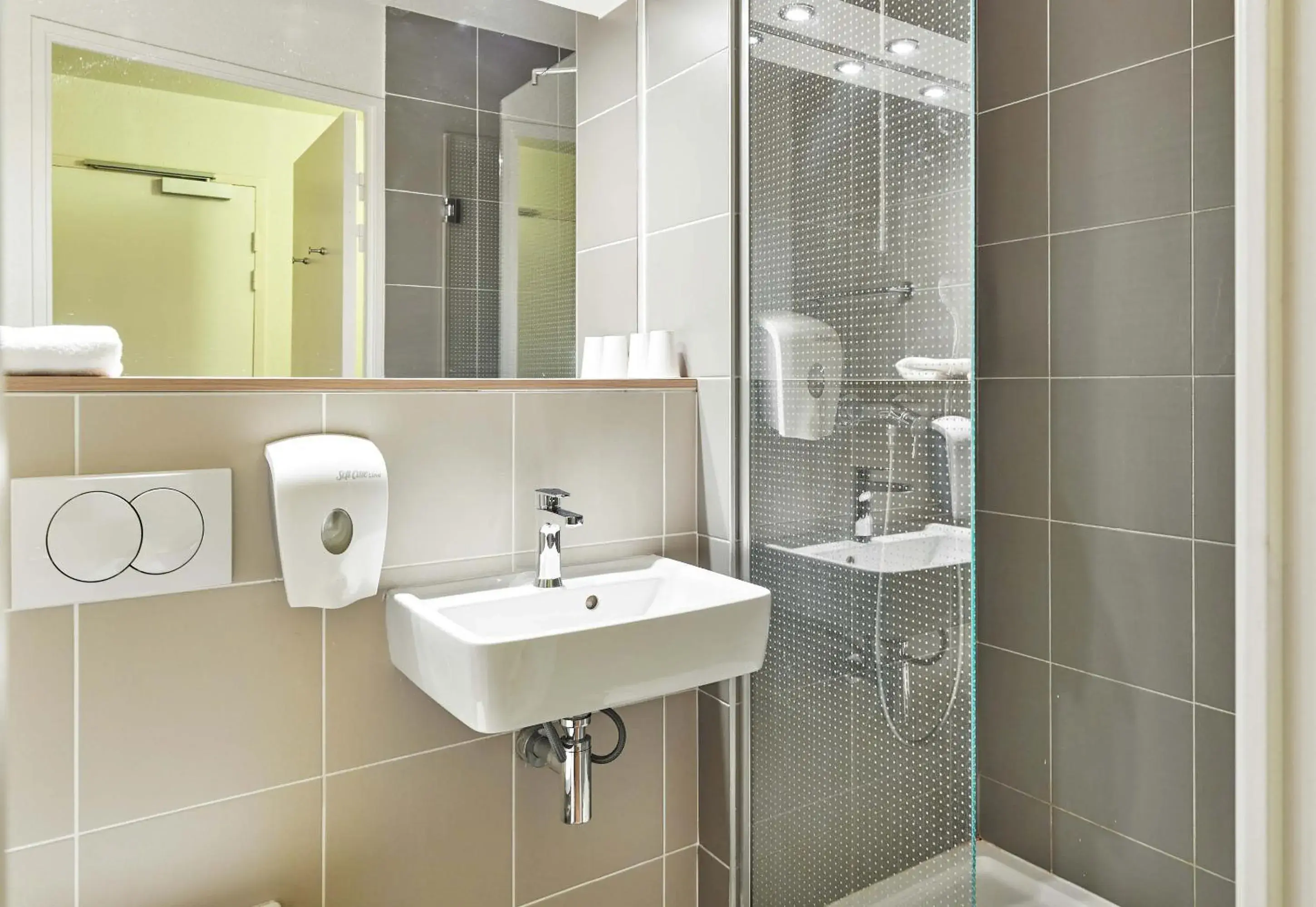 Bathroom in B&B HOTEL Saint-Witz Roissy Bathroom in B&B HOTEL Saint-Witz Roissy