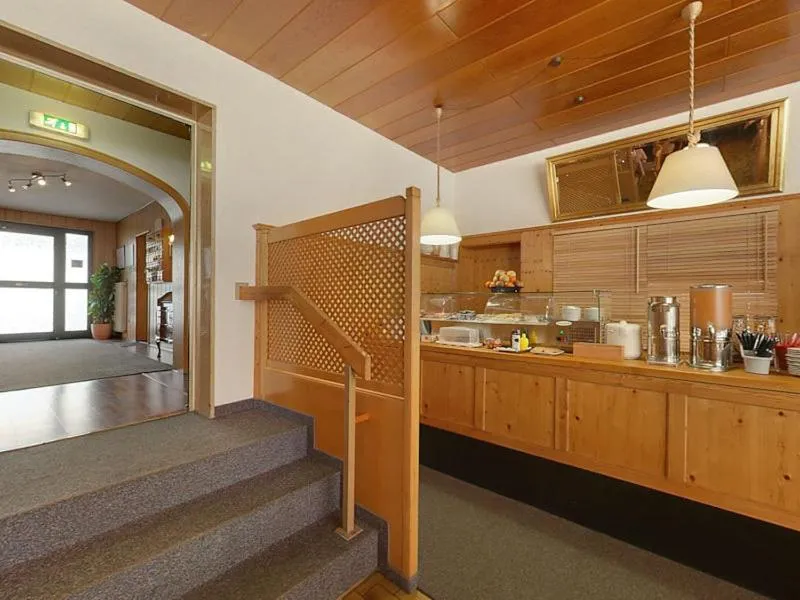 Restaurant/places to eat in Hotel Olympia