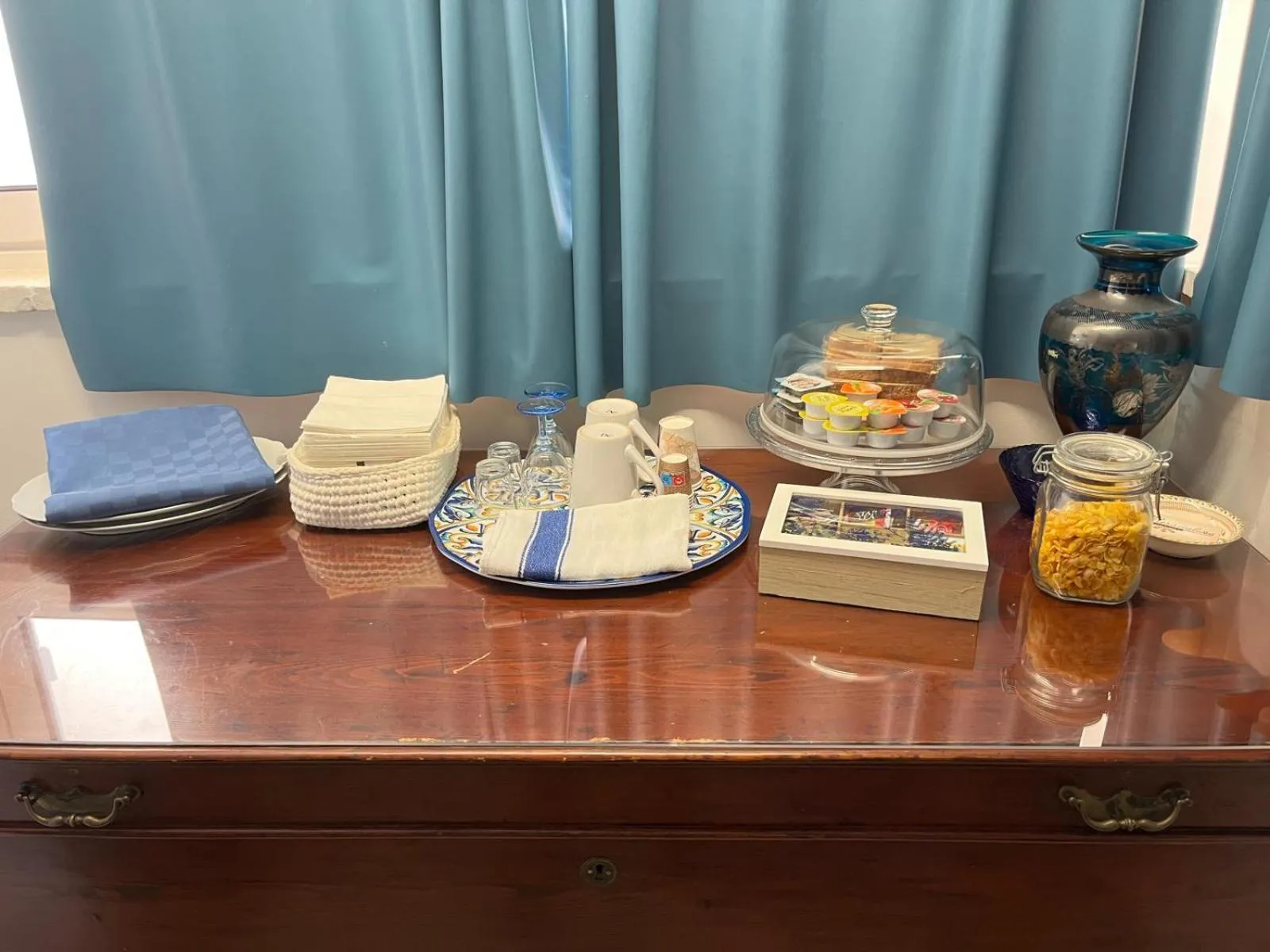 Breakfast in B&B Villa Mediterranea with parking space