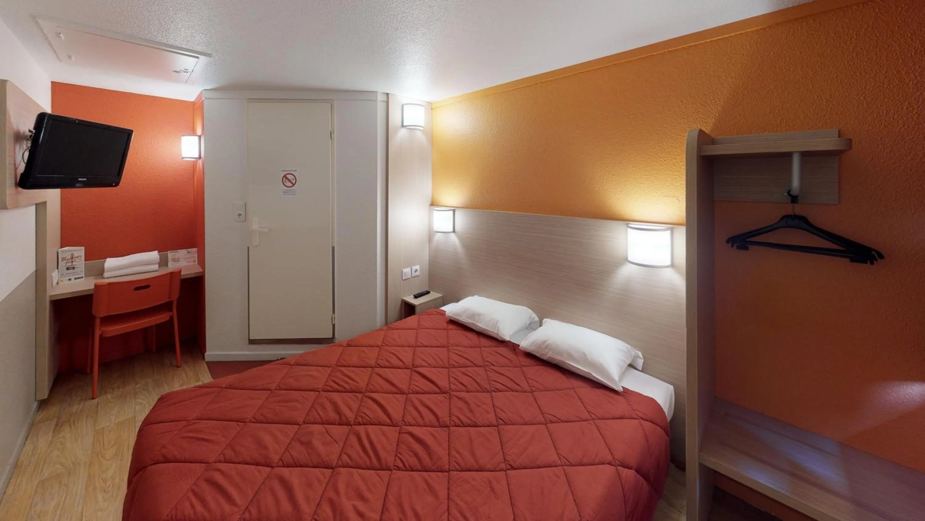 Bedroom, Bed in Premiere Classe Chantilly Sud Luzarches