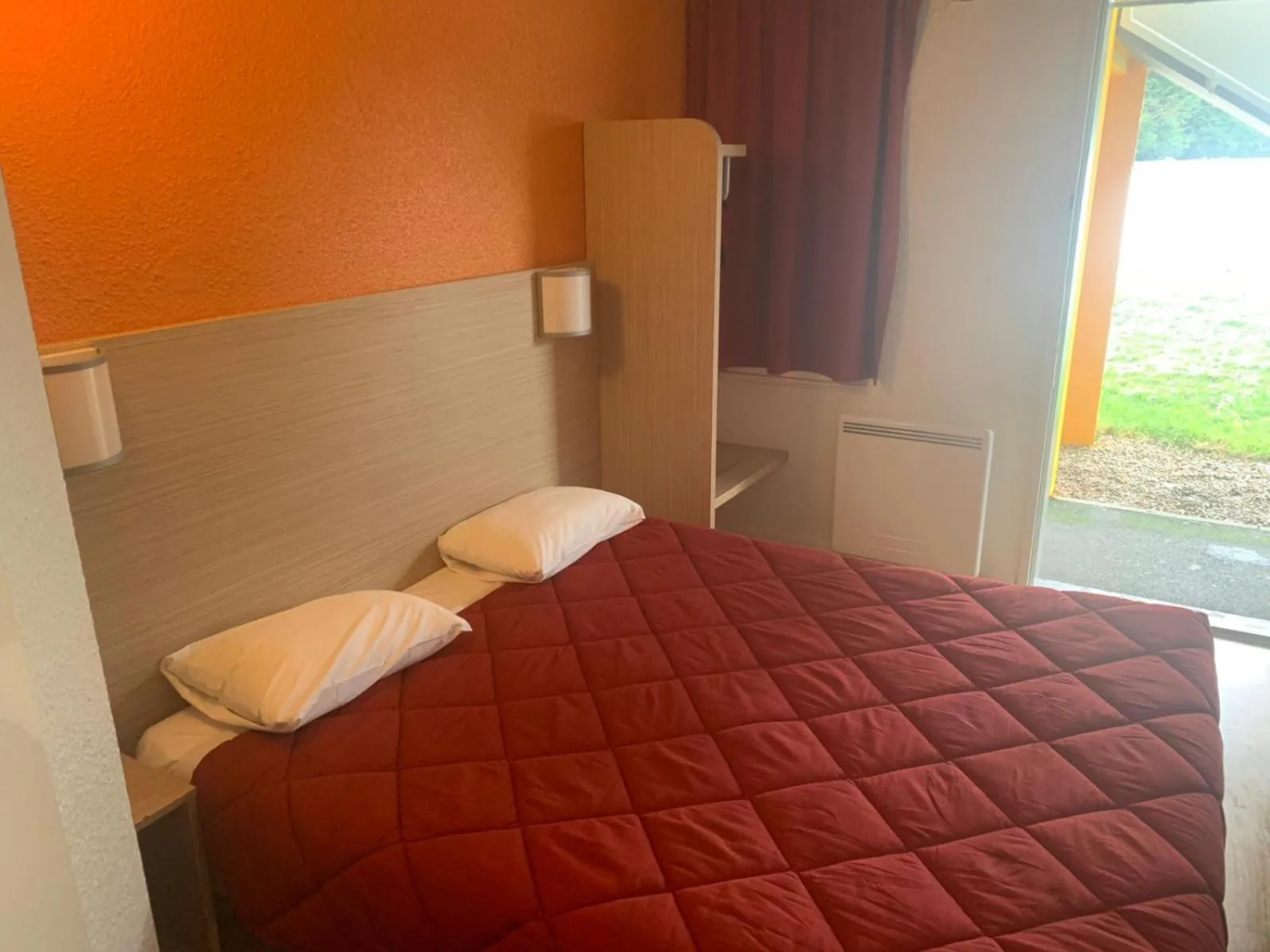 Bedroom, Bed in Premiere Classe Chantilly Sud Luzarches