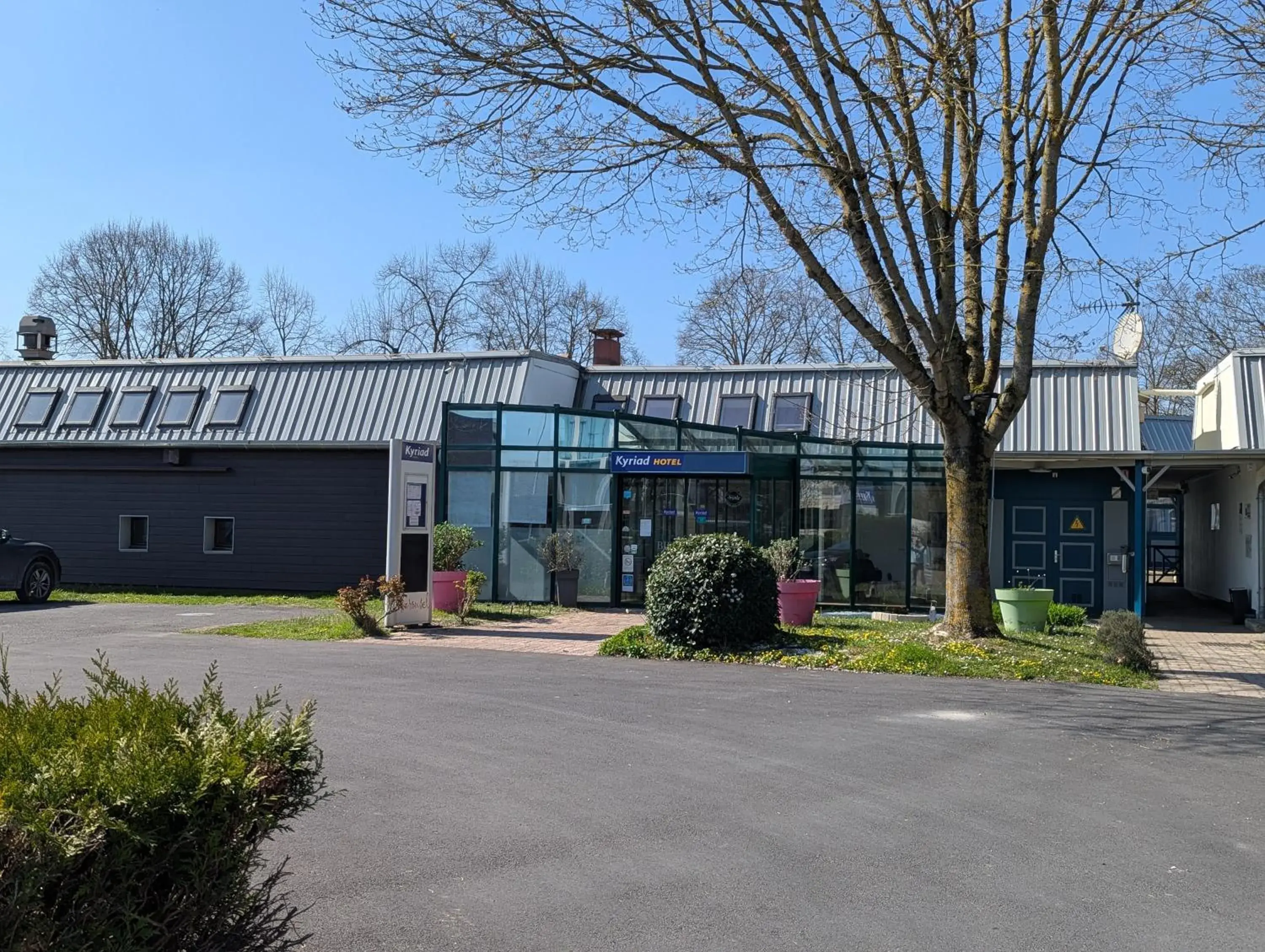 Facade/entrance in Kyriad Reims Est - Parc Expositions Facade/entrance in Kyriad Reims Est - Parc Expositions