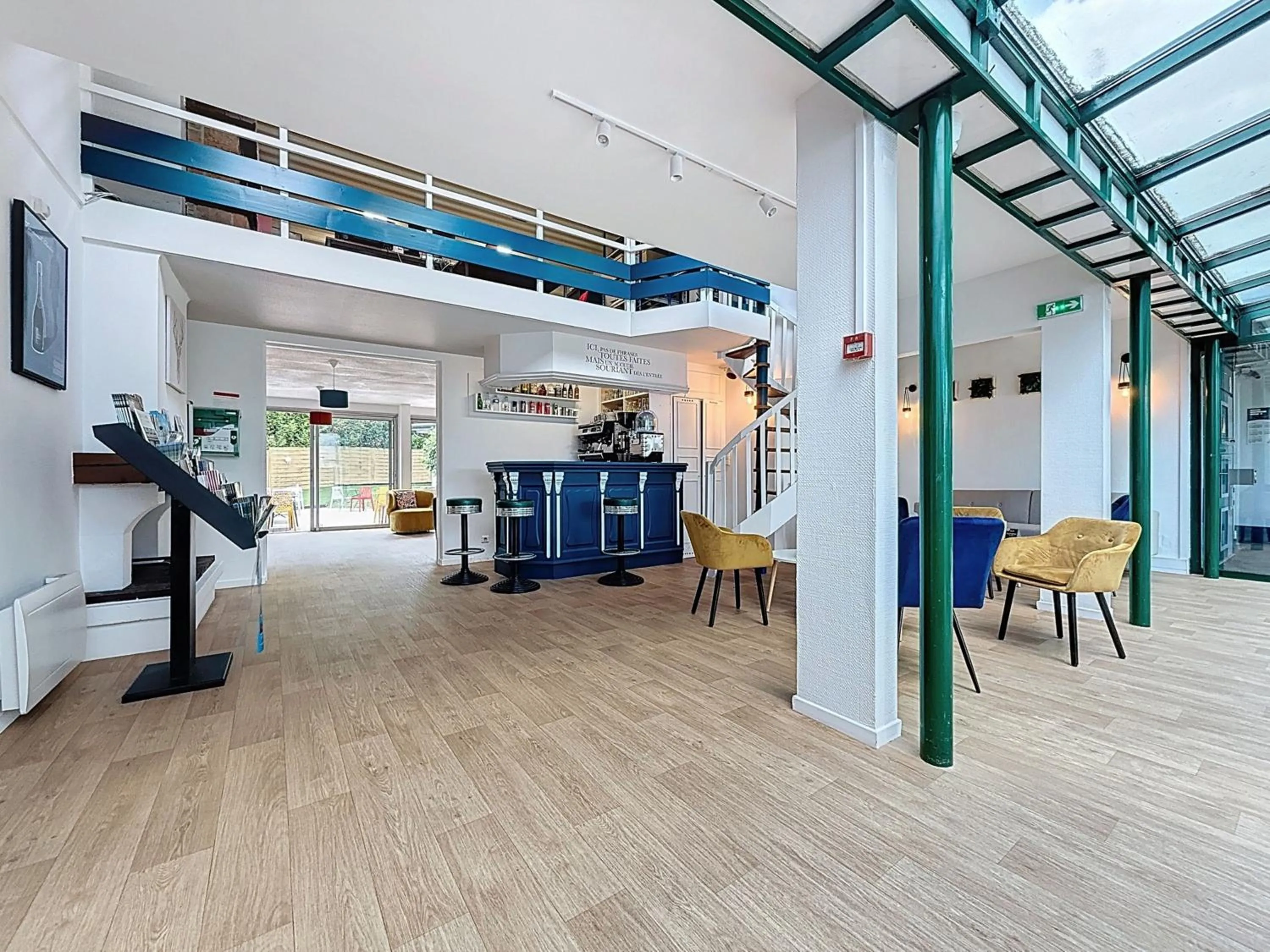 Lounge or bar in Kyriad Reims Est - Parc Expositions