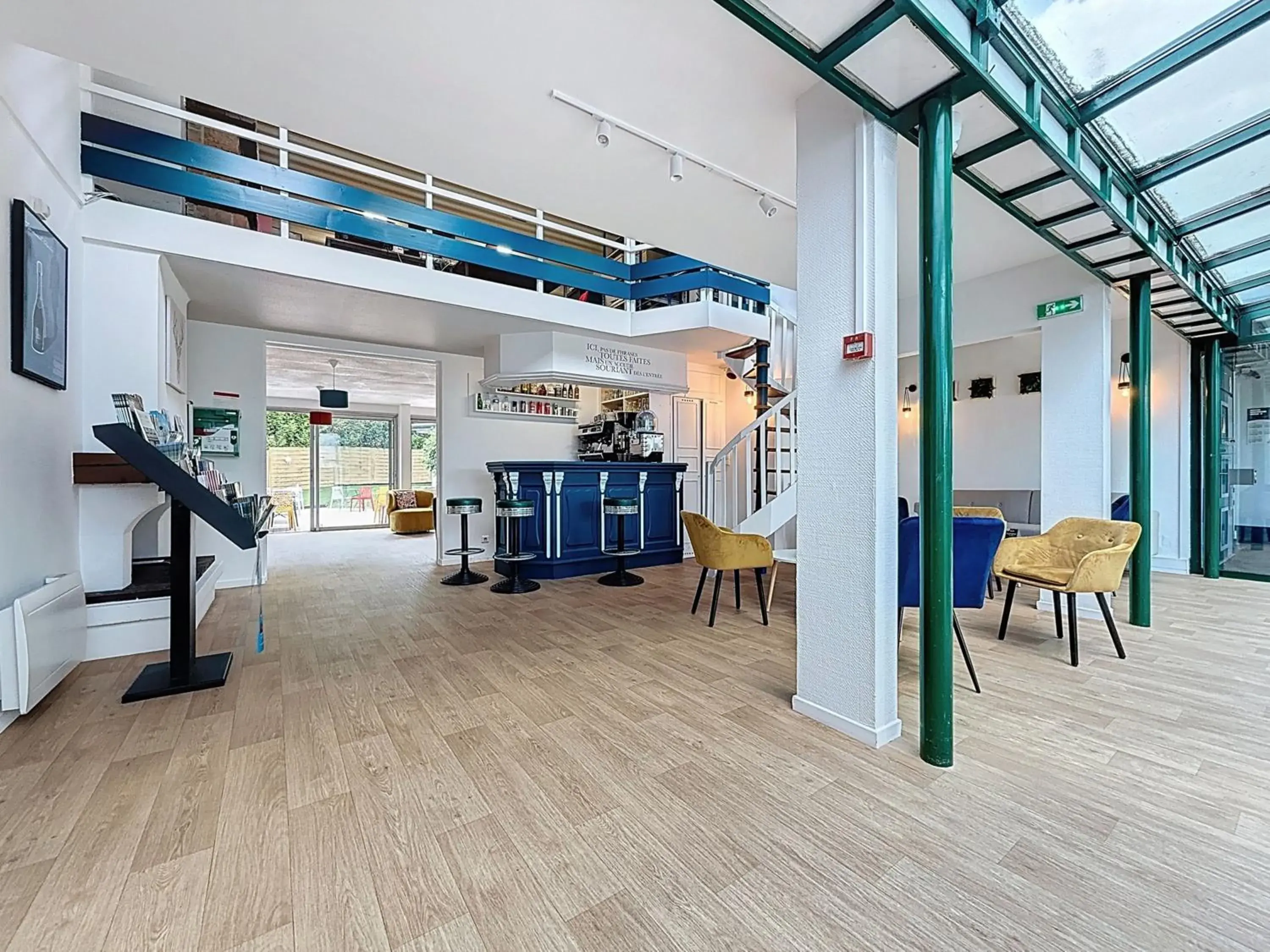 Lounge or bar in Kyriad Reims Est - Parc Expositions Lounge or bar in Kyriad Reims Est - Parc Expositions