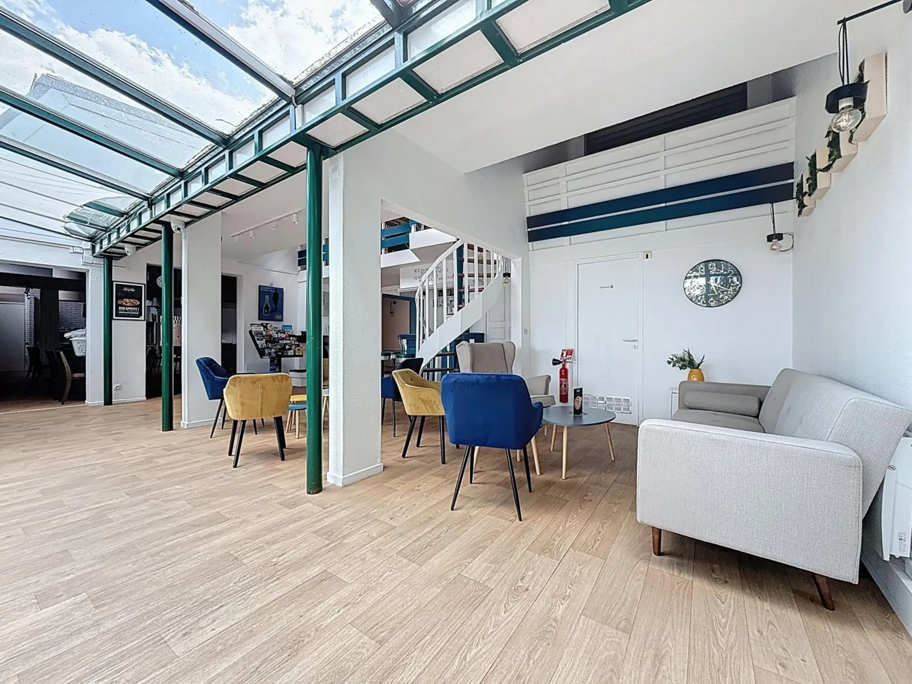 Living room in Kyriad Reims Est - Parc Expositions Living room in Kyriad Reims Est - Parc Expositions