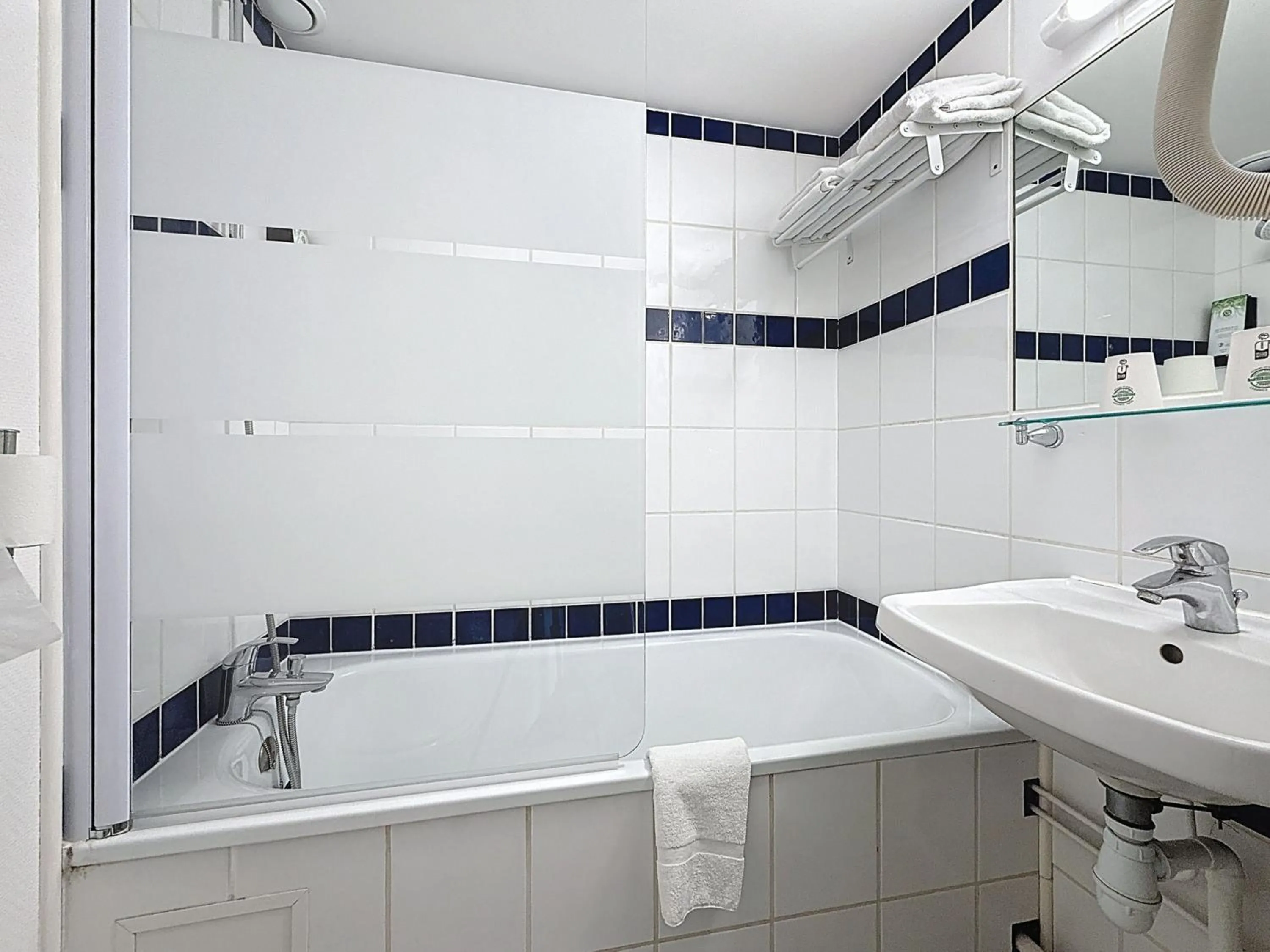 Shower in Kyriad Reims Est - Parc Expositions