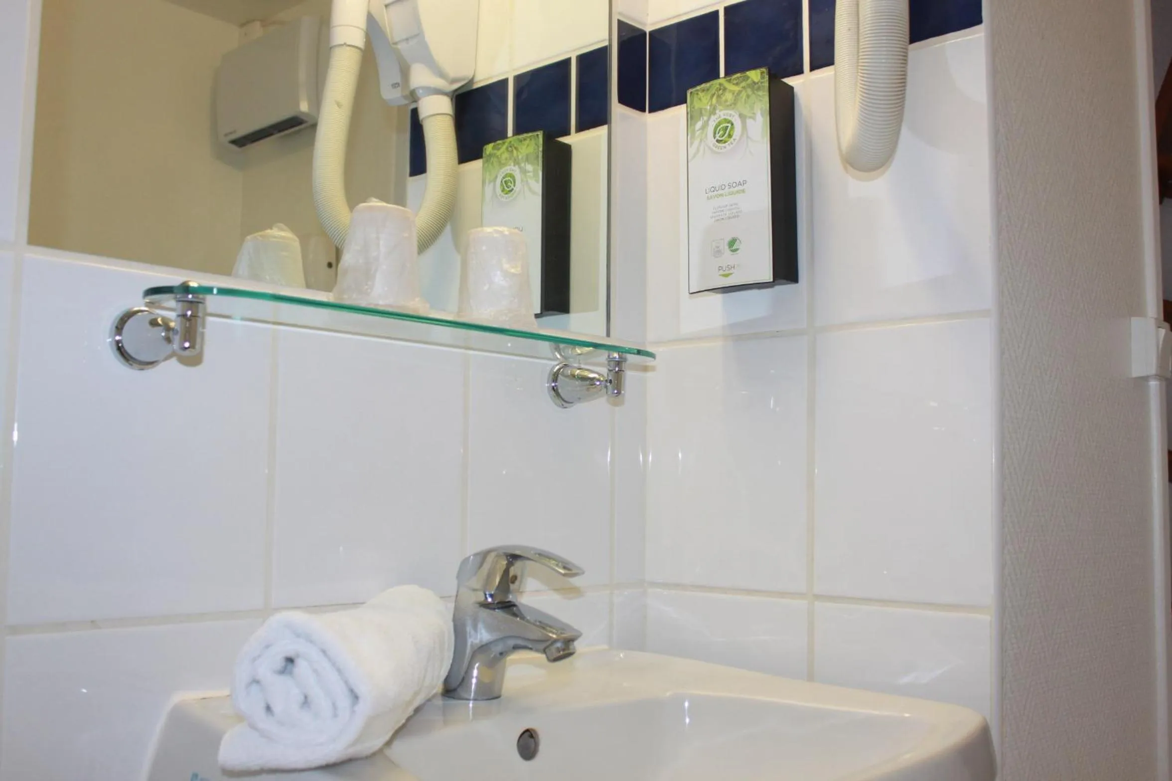 Bathroom in Kyriad Reims Est - Parc Expositions