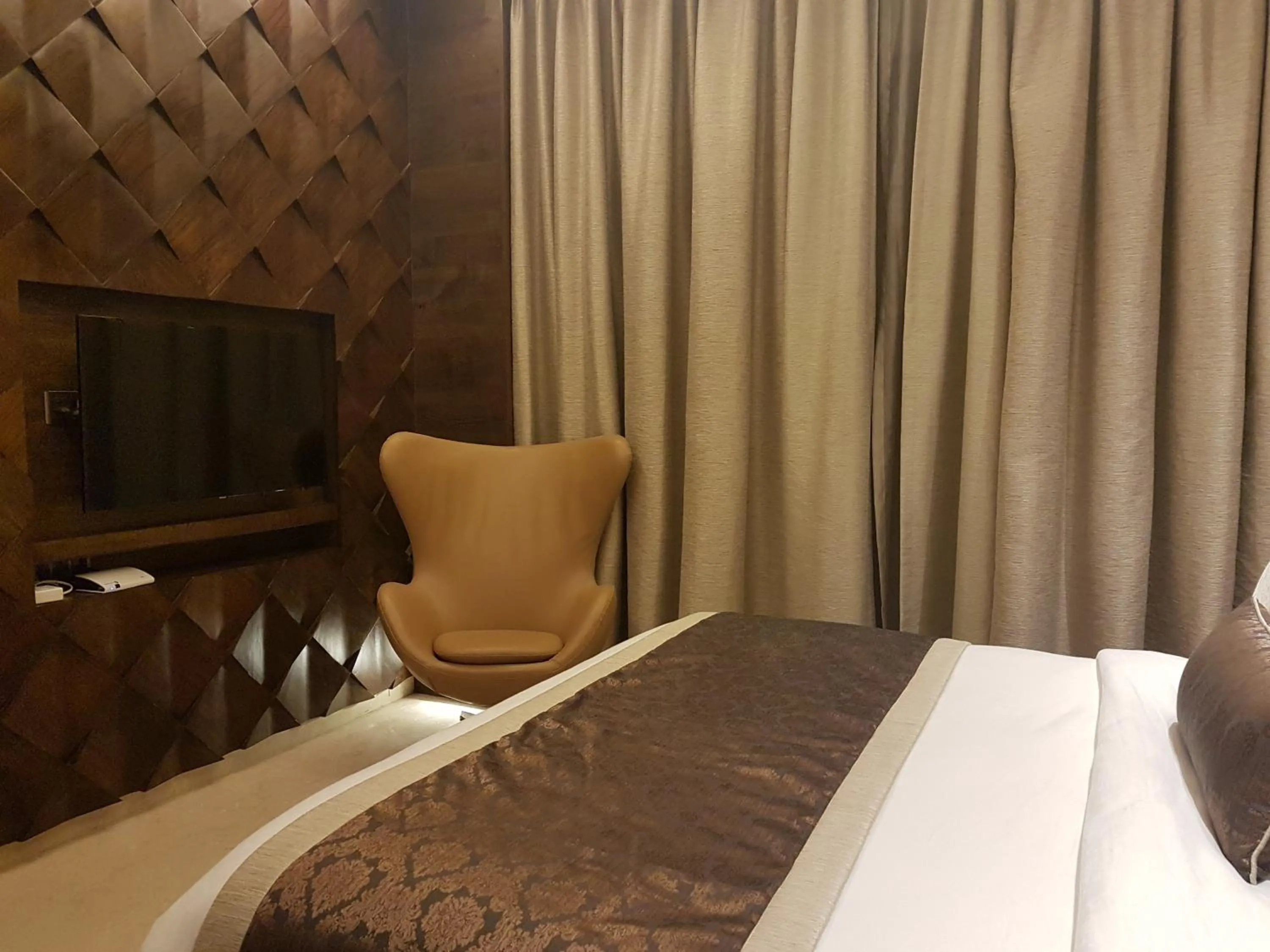 Bed in Goldfinch Hotel Mumbai