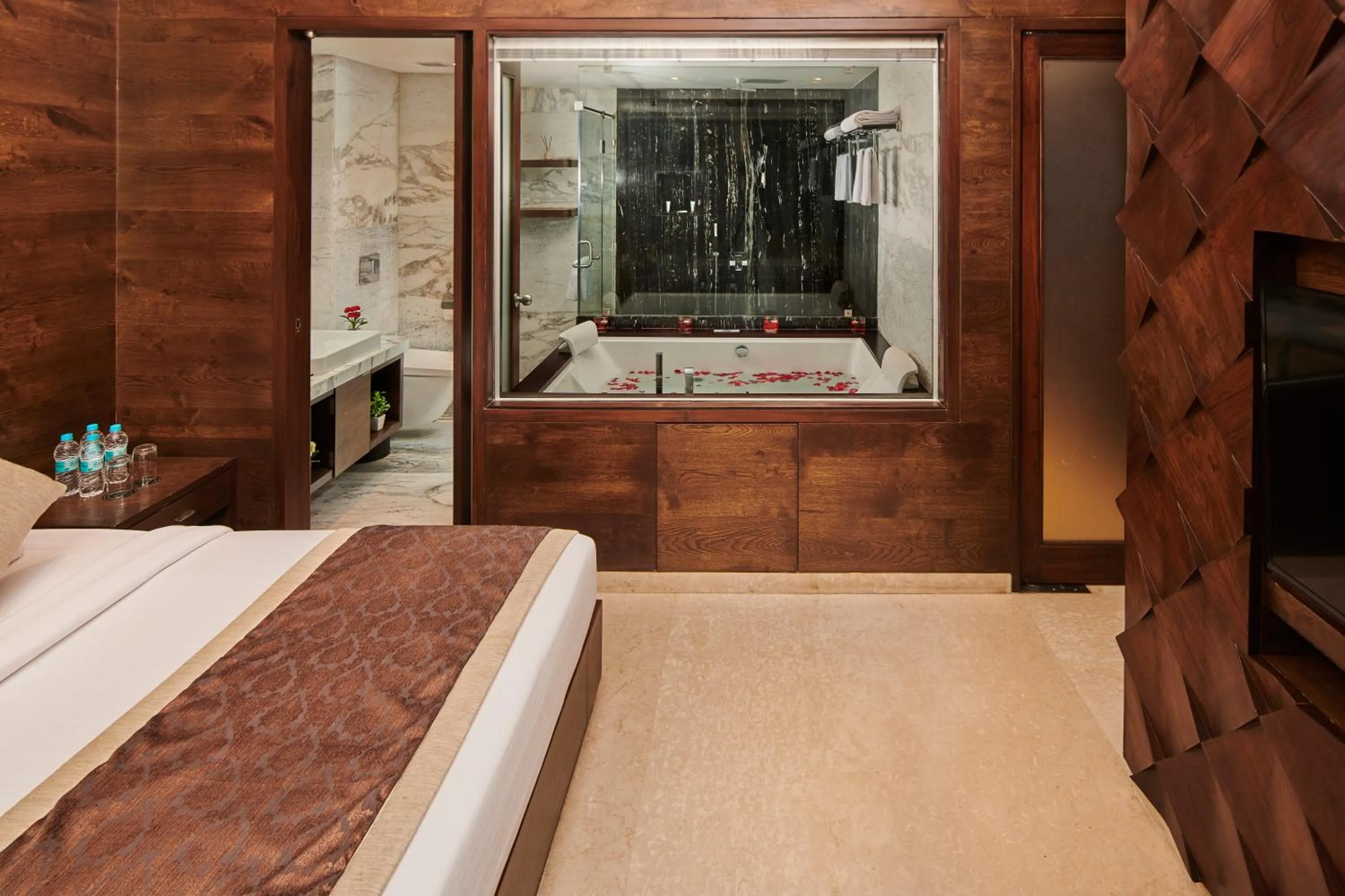 Bathroom, Bed in Goldfinch Hotel Mumbai