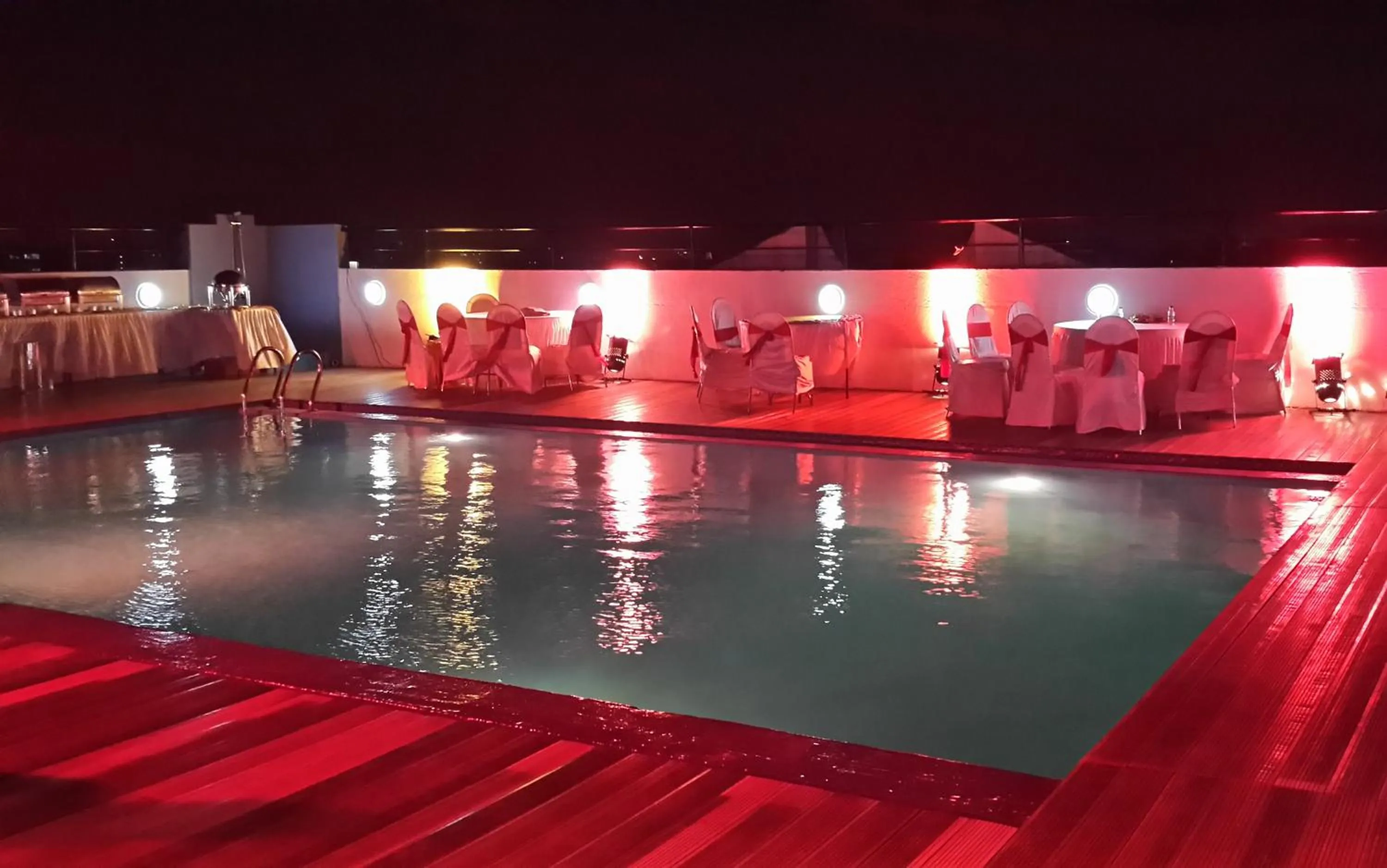 Swimming pool in Goldfinch Hotel Mumbai