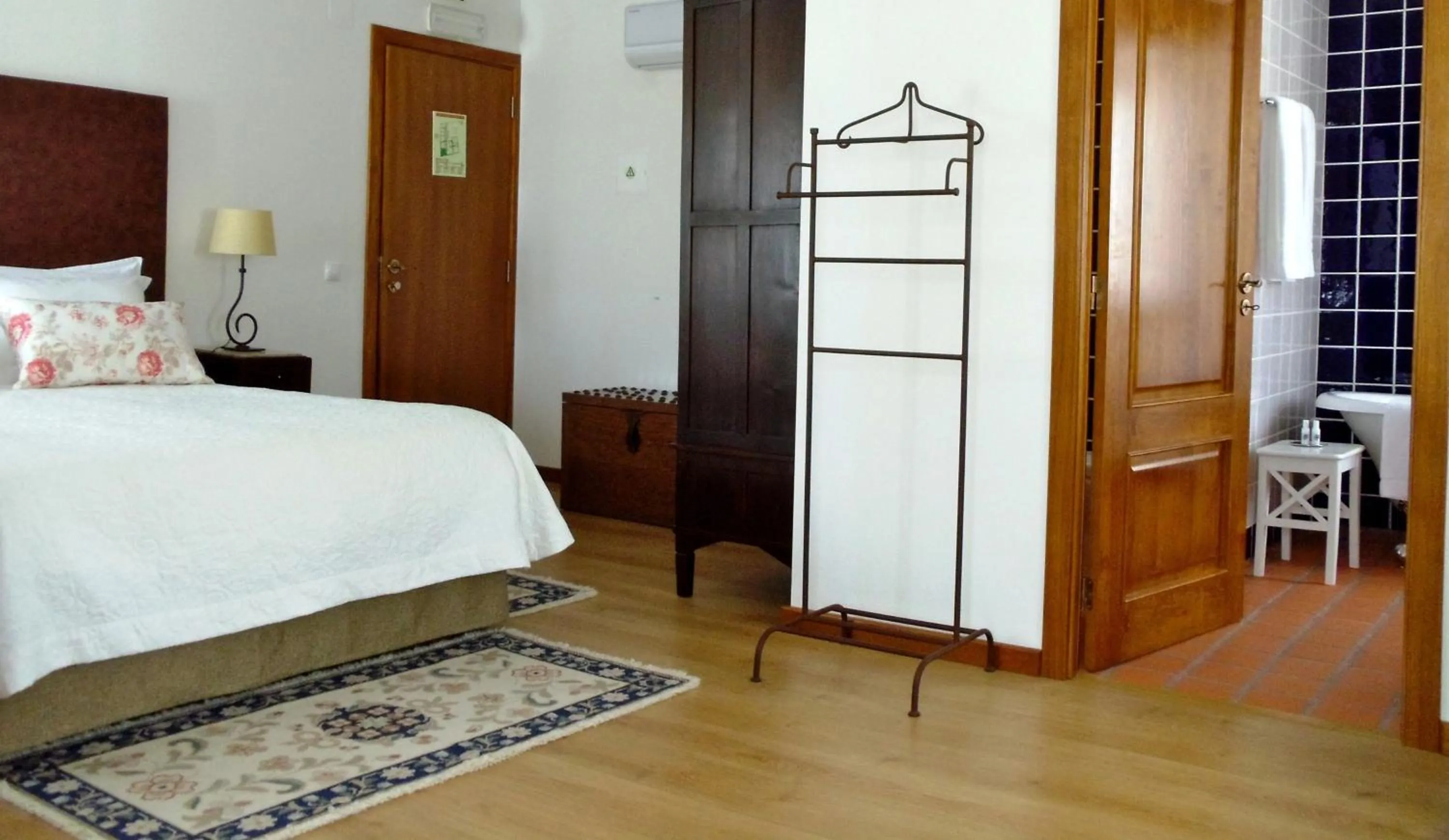 Bathroom, Bed in Casa do Largo - Golegã - Turismo de Habitação