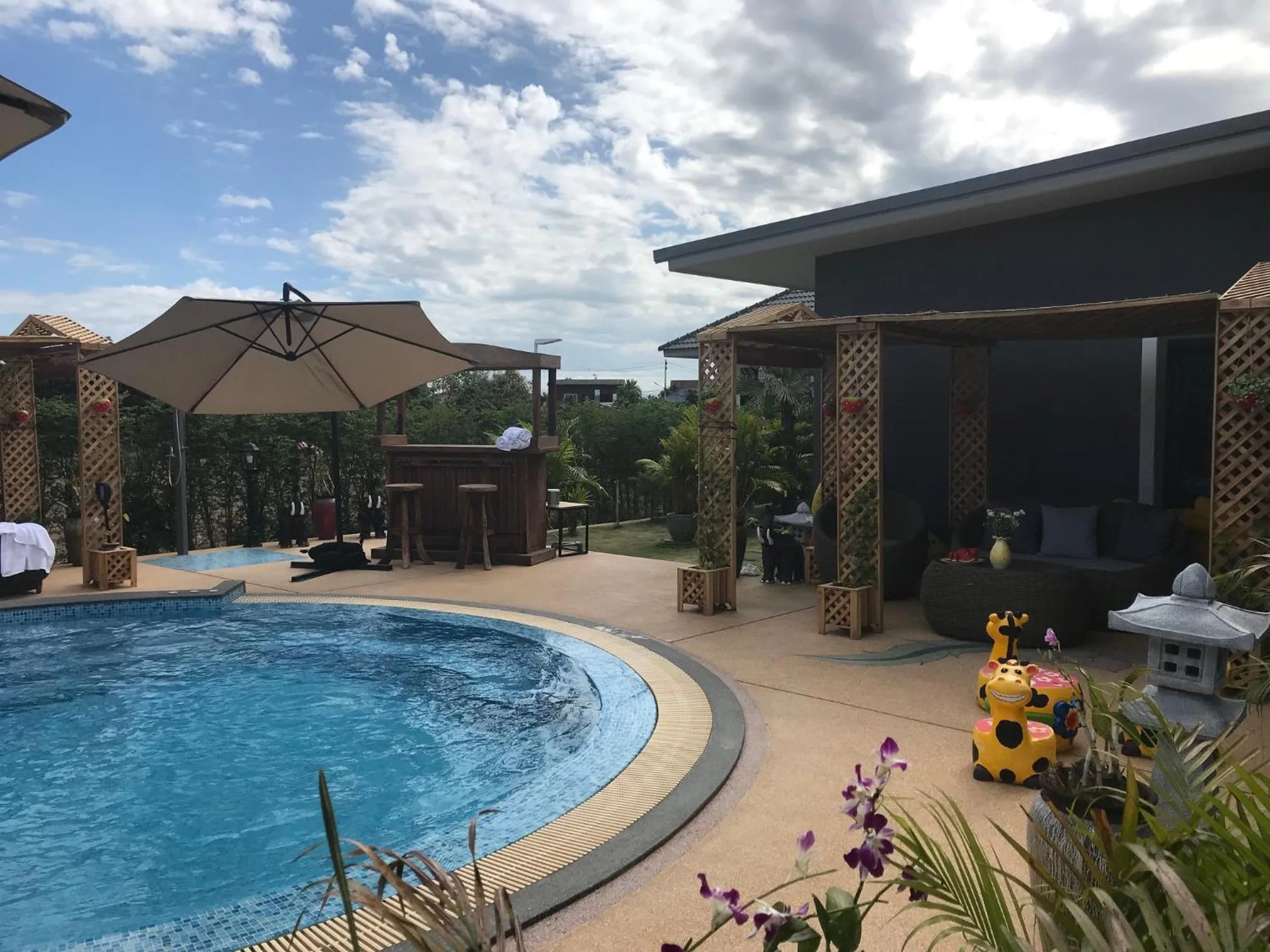 Pool view, Swimming Pool in SB Holiday Resort - Chiang Mai
