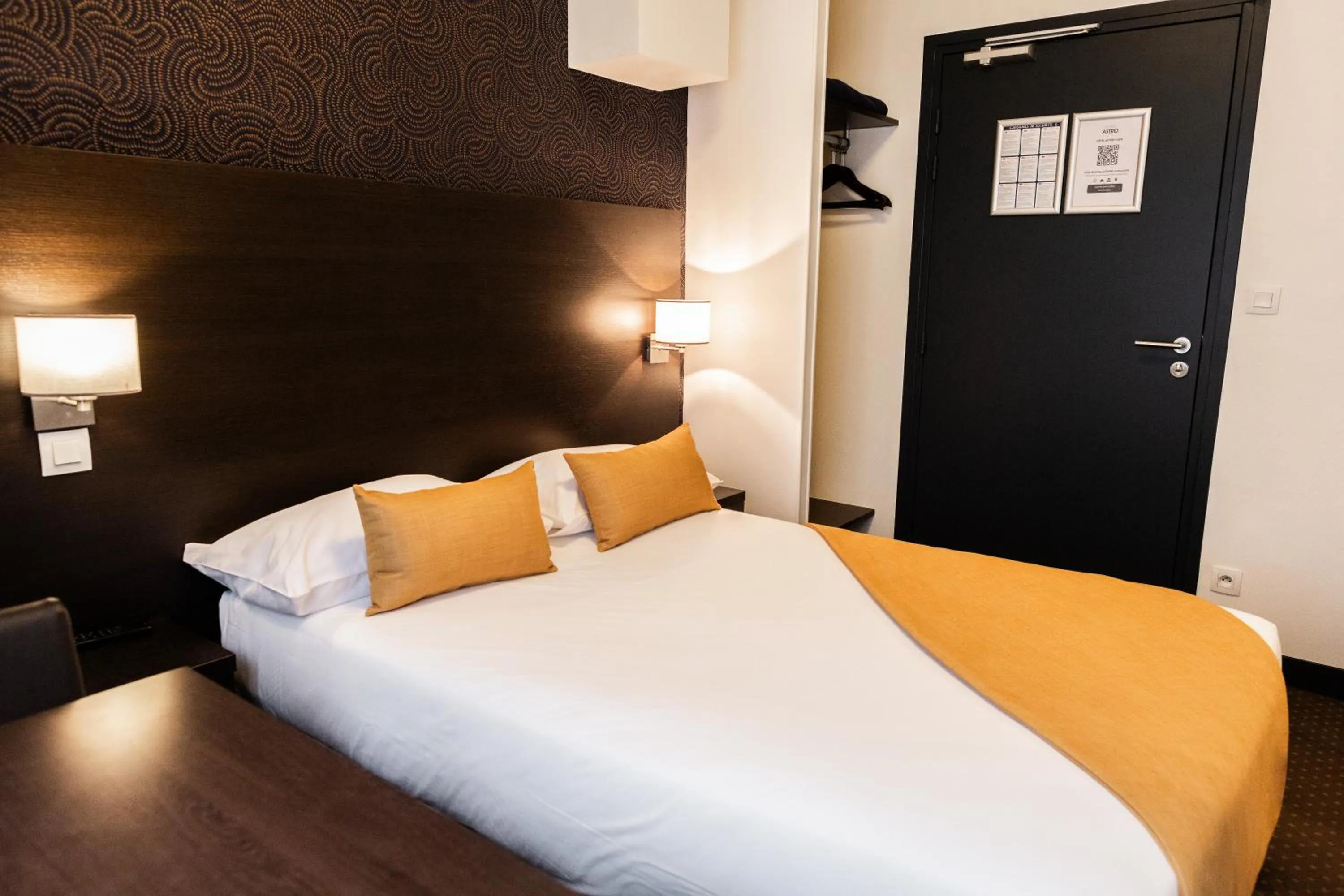 Bedroom, Bed in Hotel Astrid Caen centre