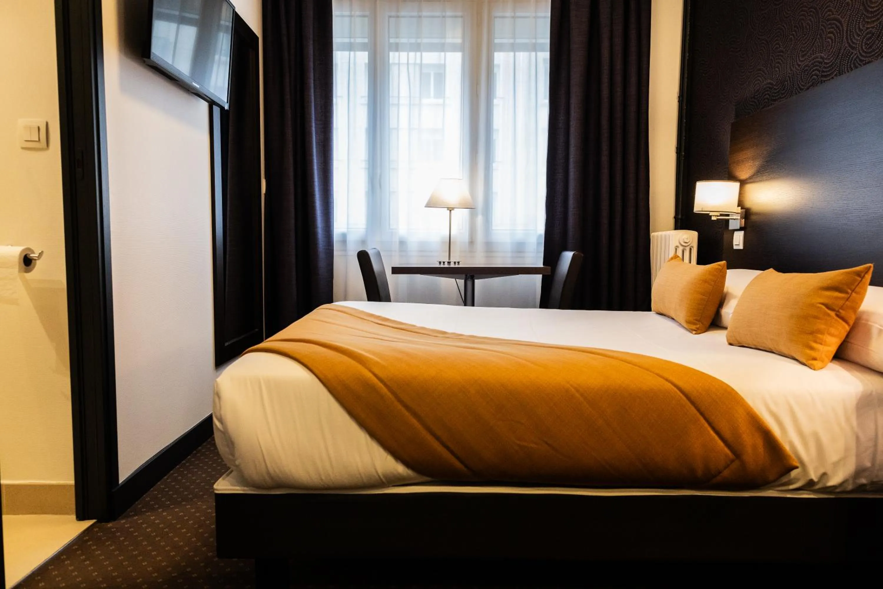 Bedroom, Bed in Hotel Astrid Caen centre