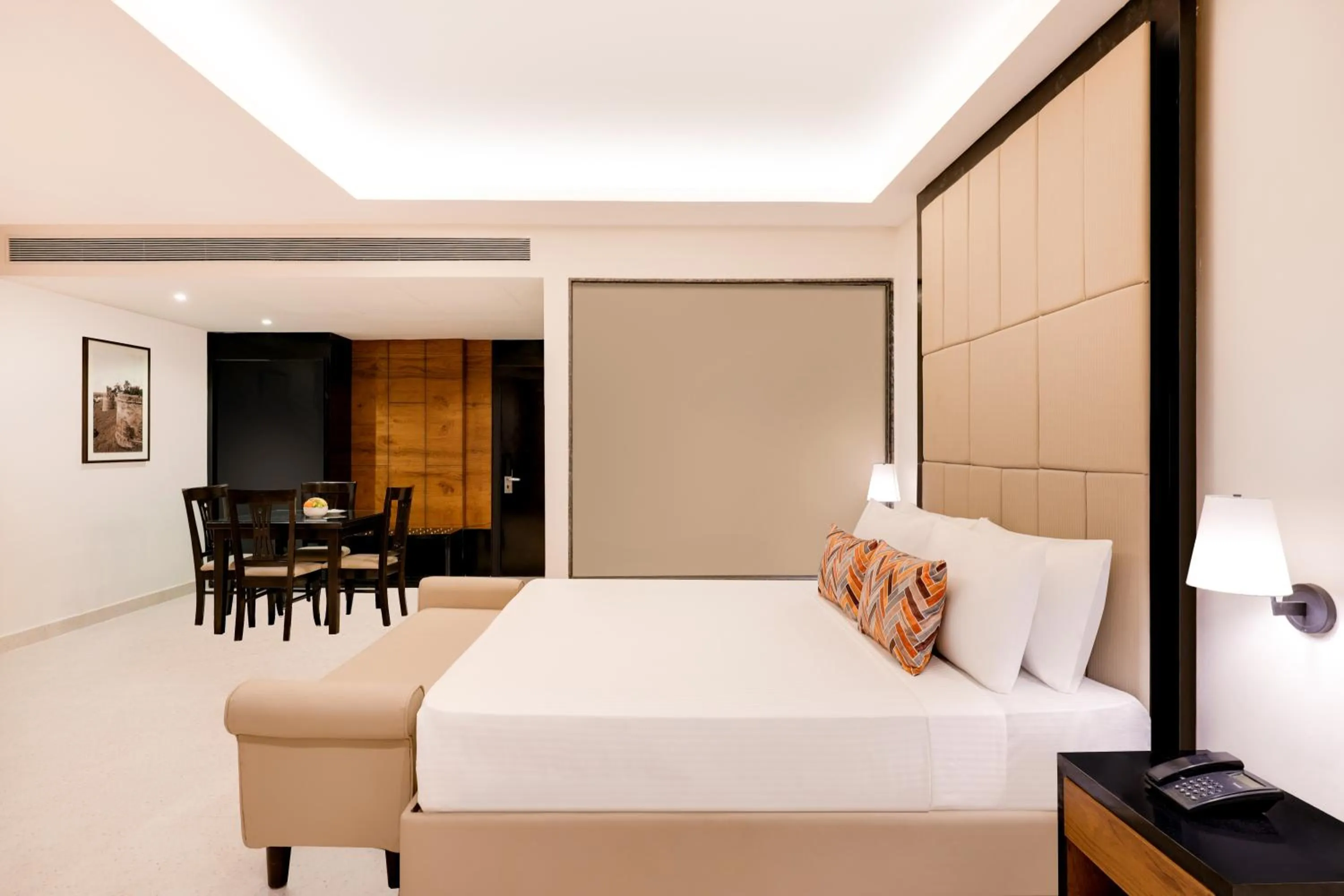 Living room, Bed in Lemon Tree Hotel Bhopal