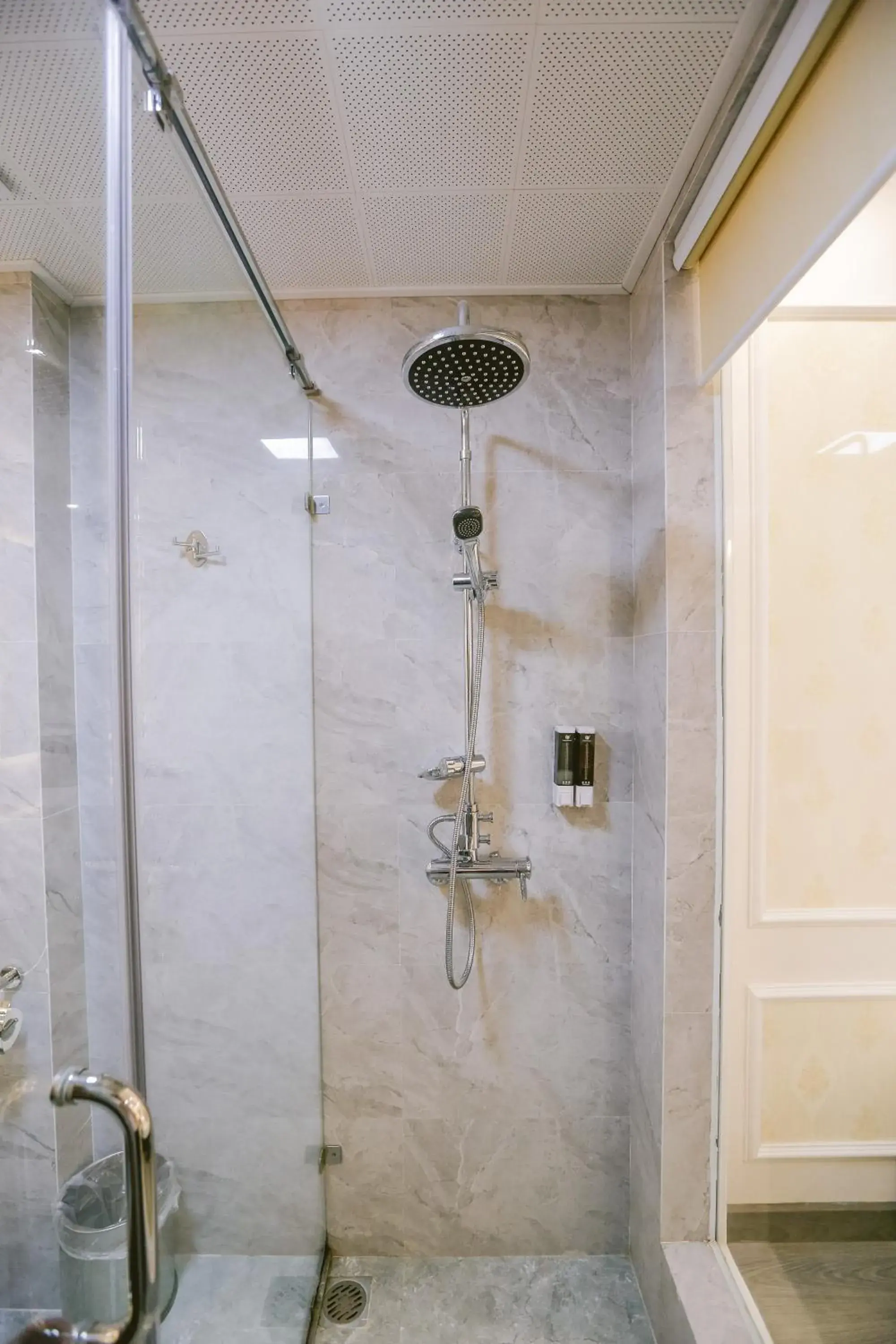 Bathroom in Vincent Halong Hotel Bathroom in Vincent Halong Hotel