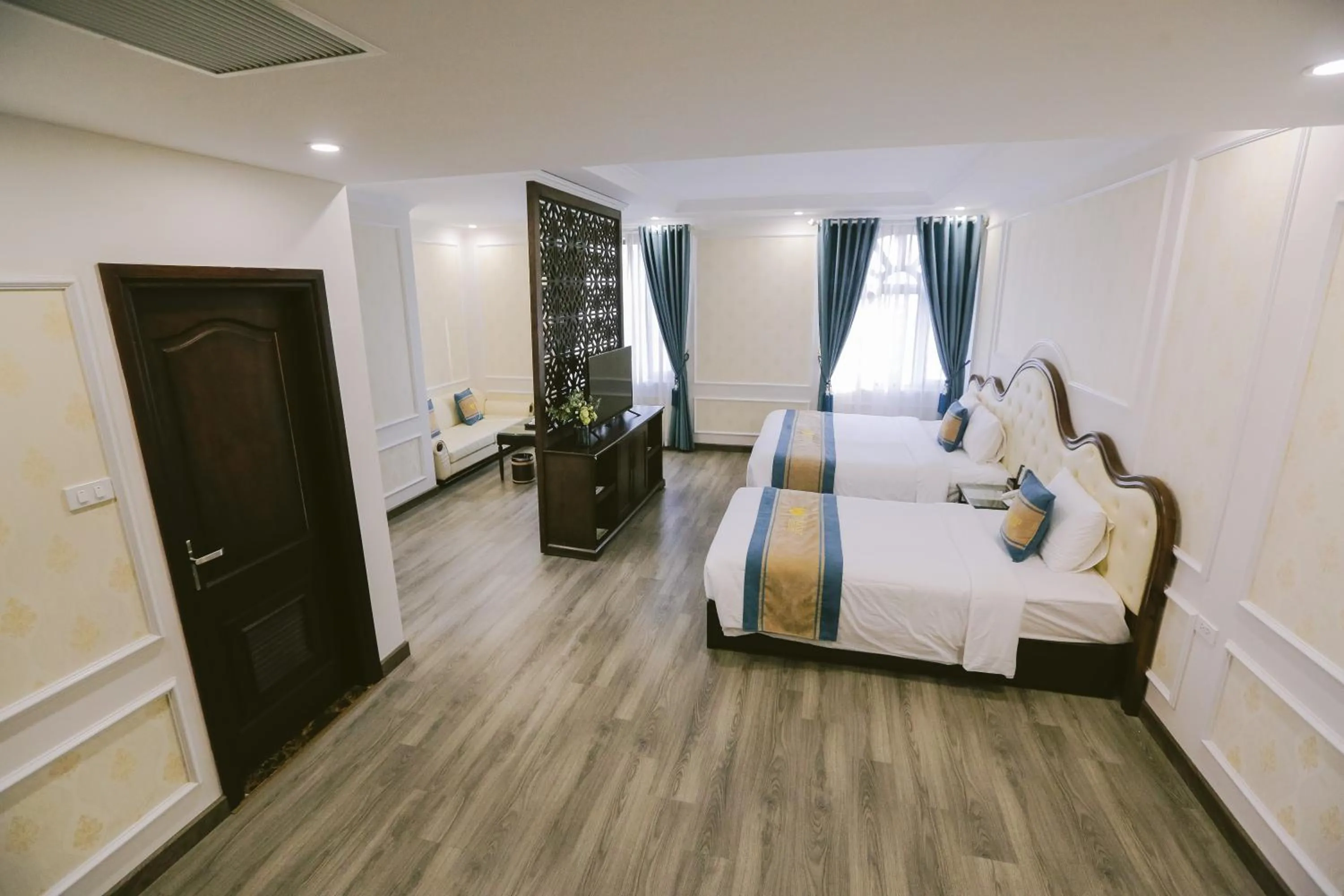 Bed in Vincent Halong Hotel