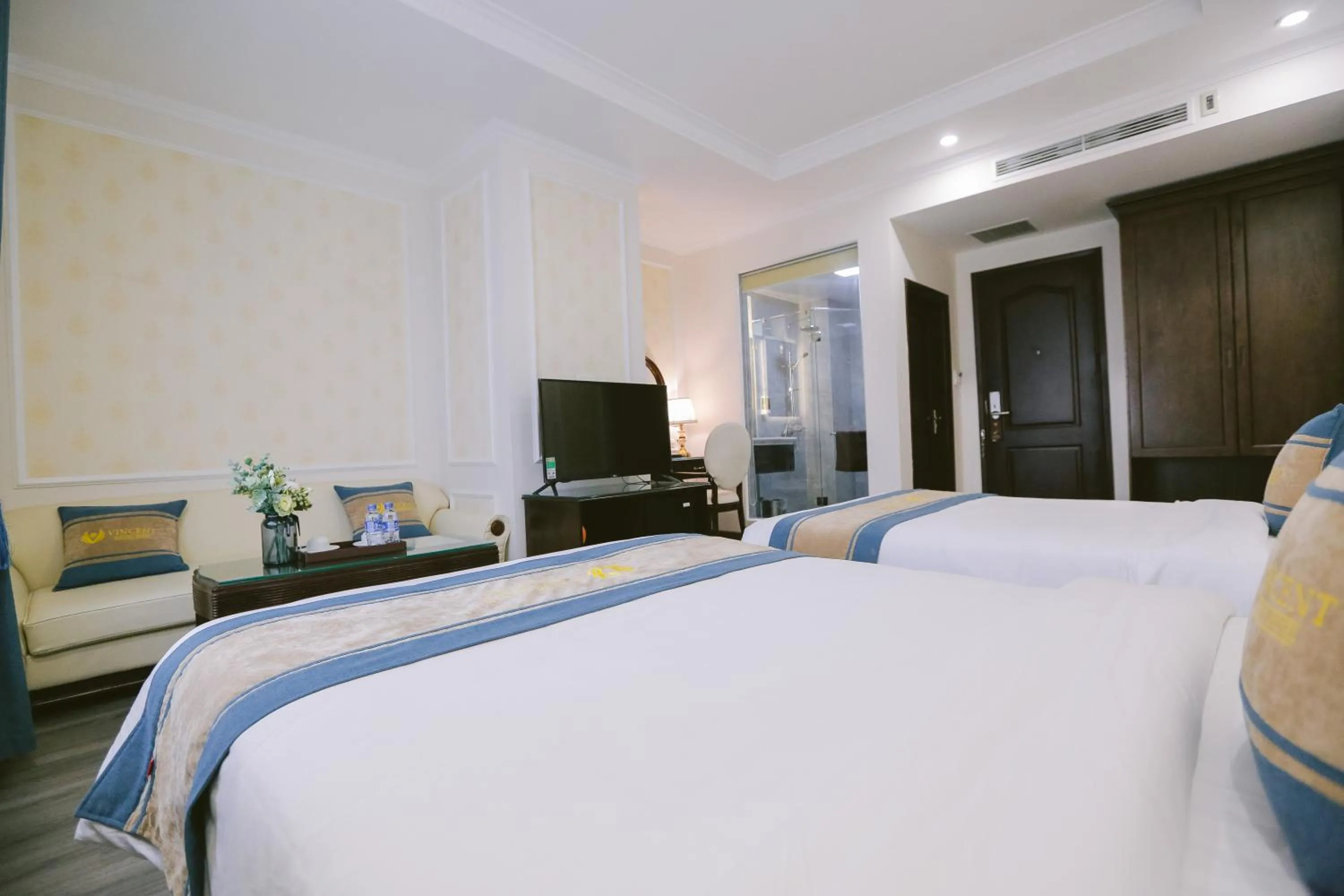 Bed in Vincent Halong Hotel