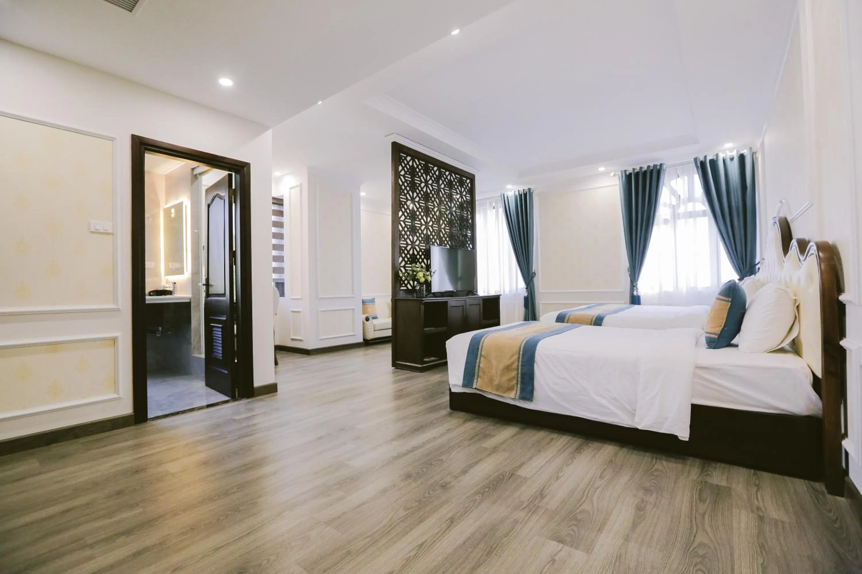 Bed in Vincent Halong Hotel