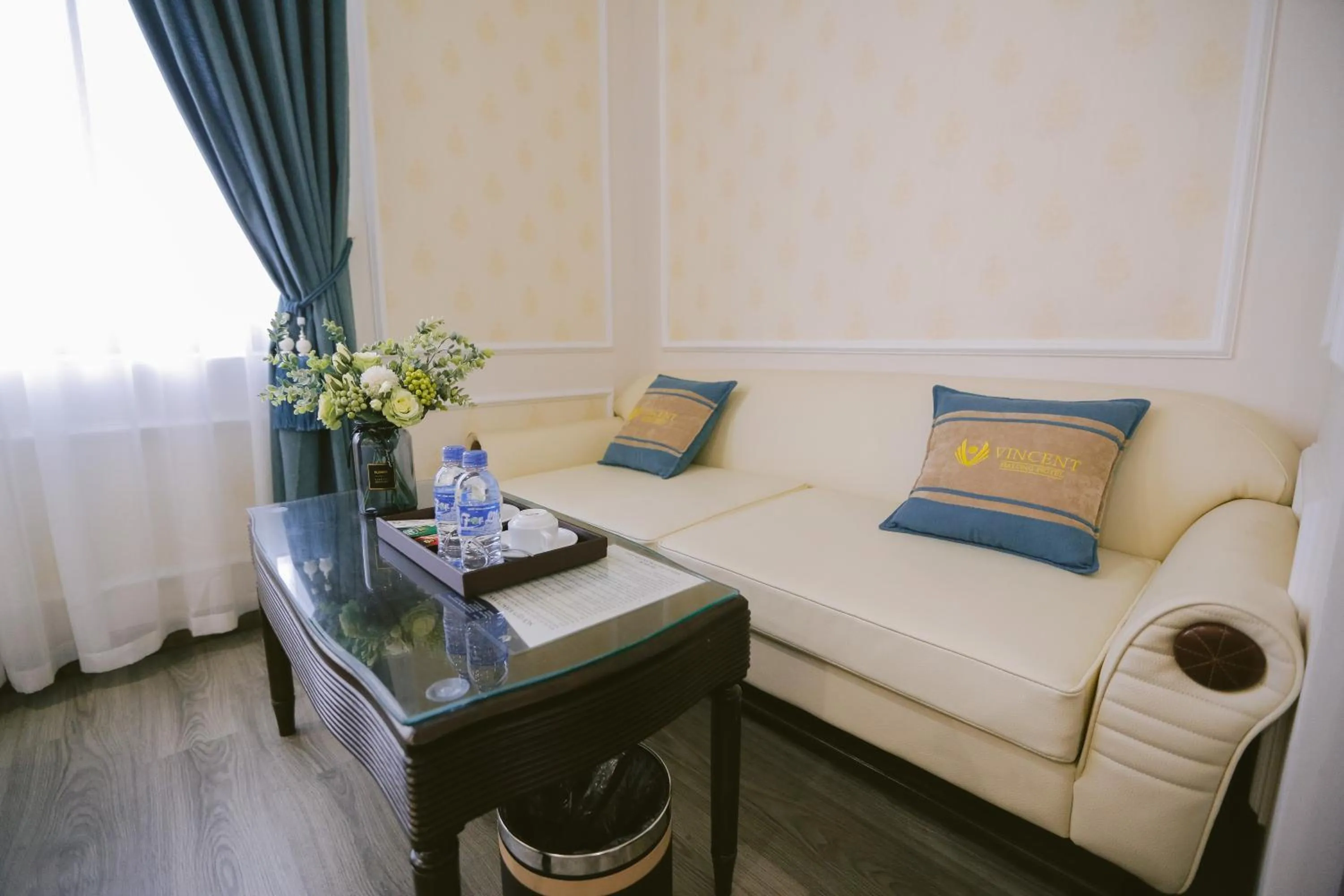 Living room in Vincent Halong Hotel