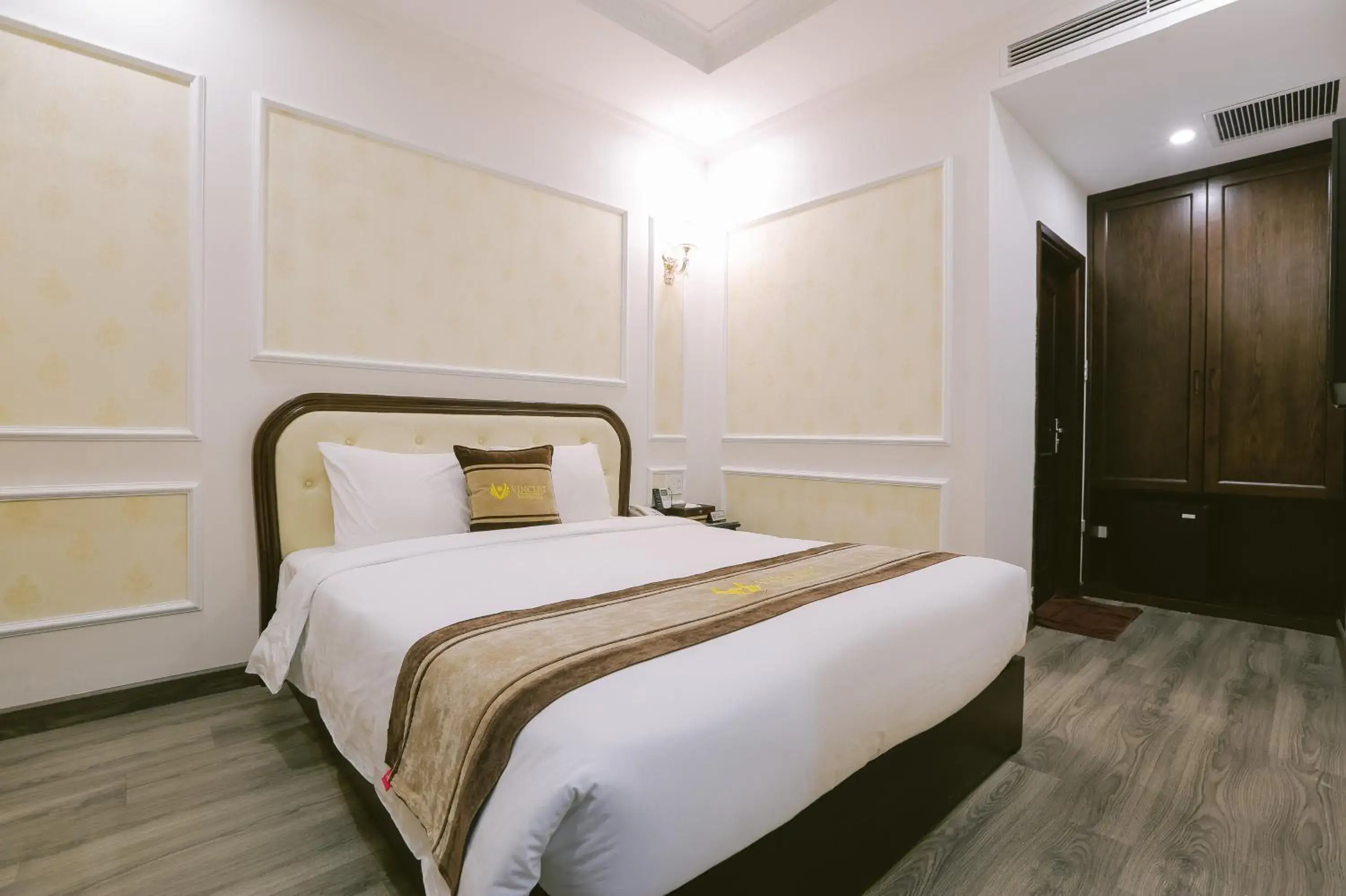 Large Double Room in Vincent Halong Hotel Large Double Room in Vincent Halong Hotel
