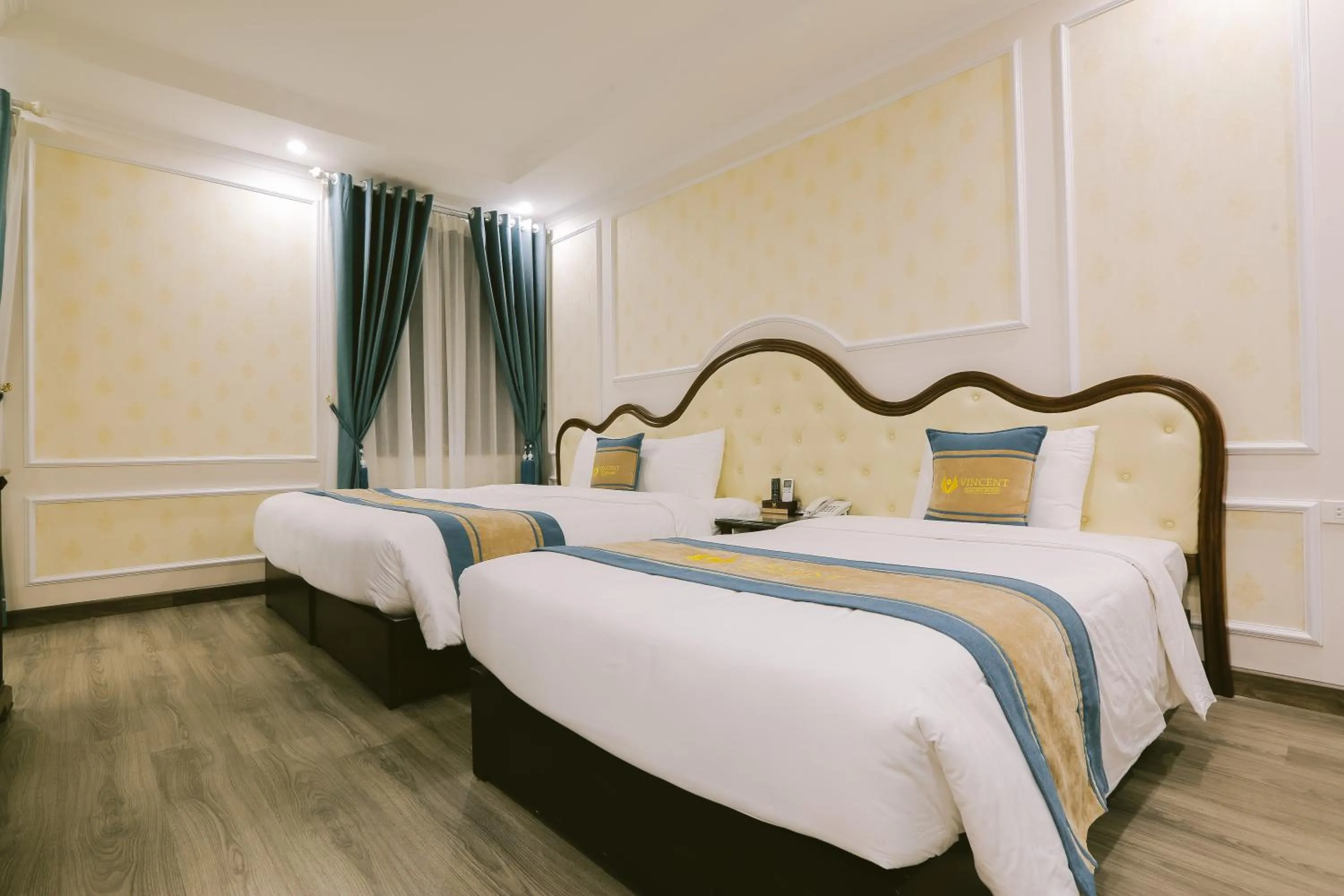 Bed in Vincent Halong Hotel