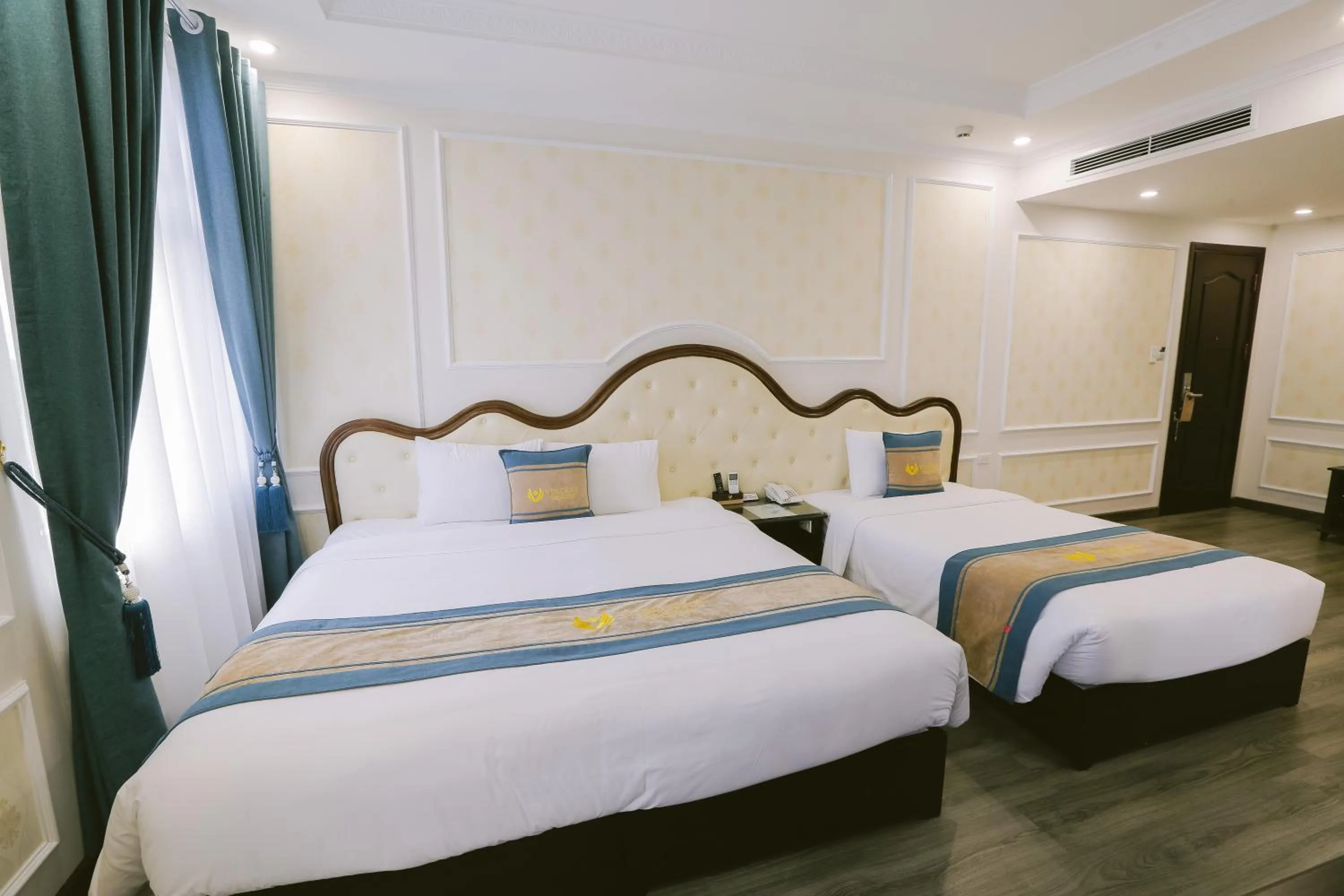 Bed in Vincent Halong Hotel