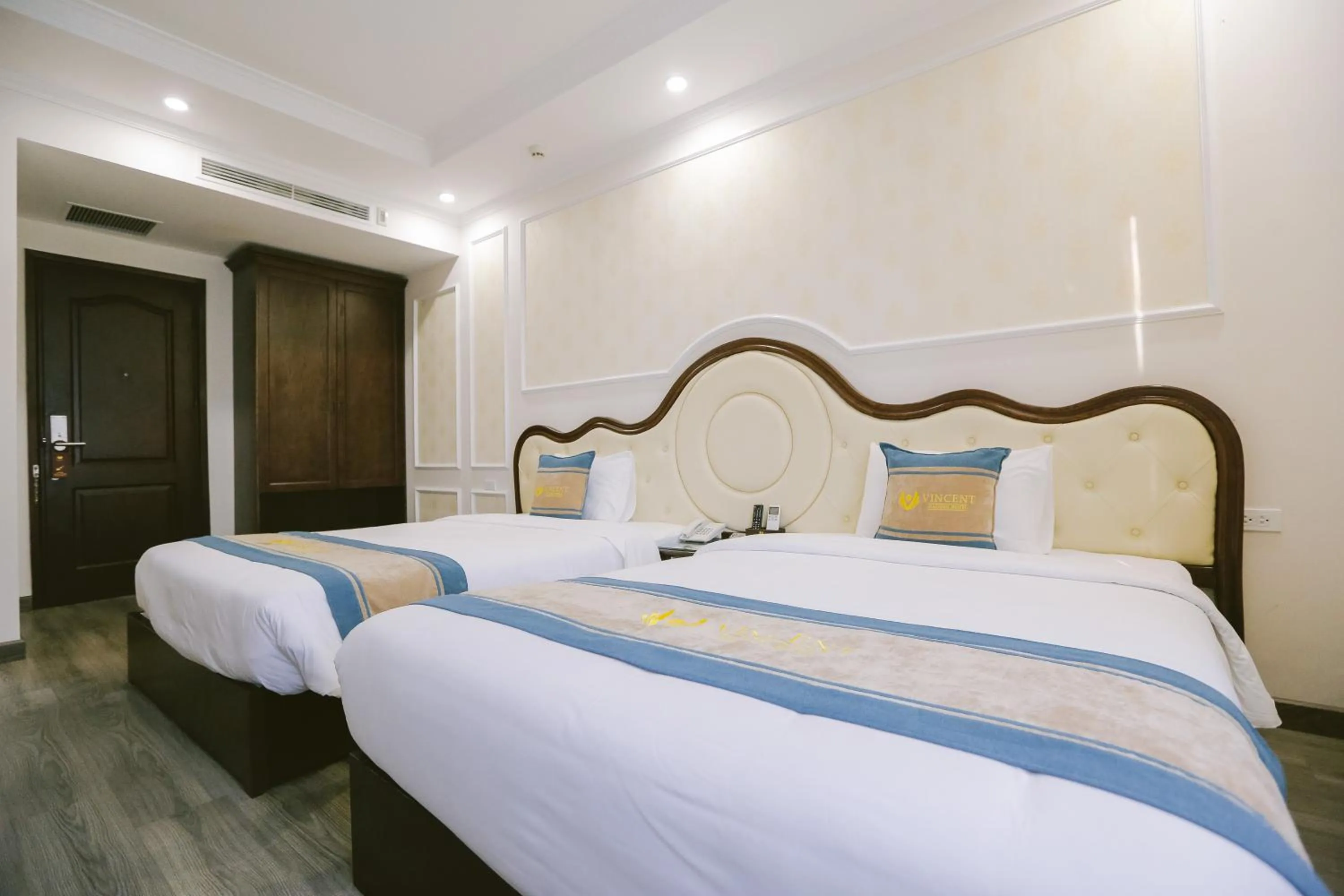 Bed in Vincent Halong Hotel